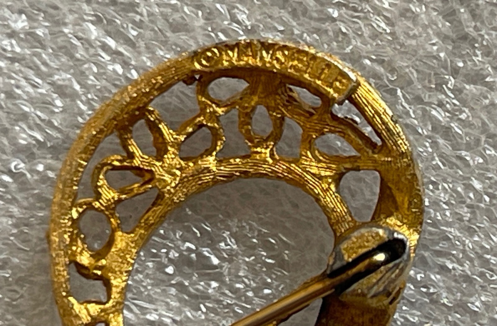 VINTAGE MANSELLE INITIAL LETTER “P” GOLD TONE PIN BROOCH