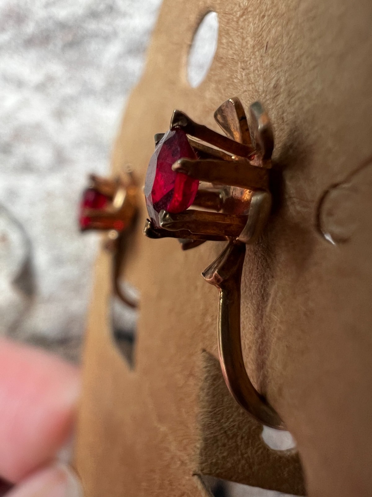 VTG BDA 10K Gold Screw Back Earrings Red Rhinestones 1.5 Grams