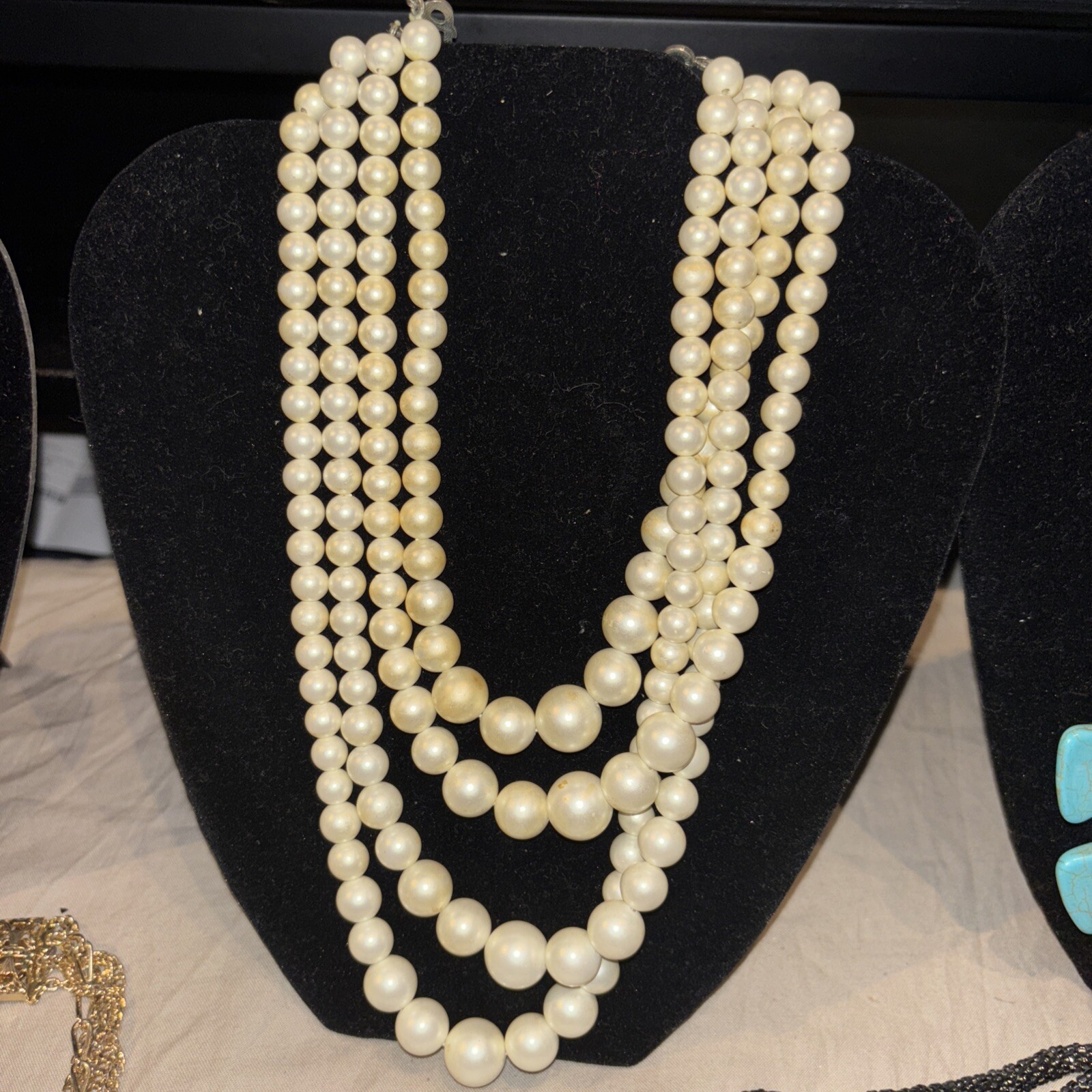 40 PIECE LOT VINTAGE COSTUME JEWELRY: NECKLACES, RINGS, PENDANTS, ETC AUCTION #8