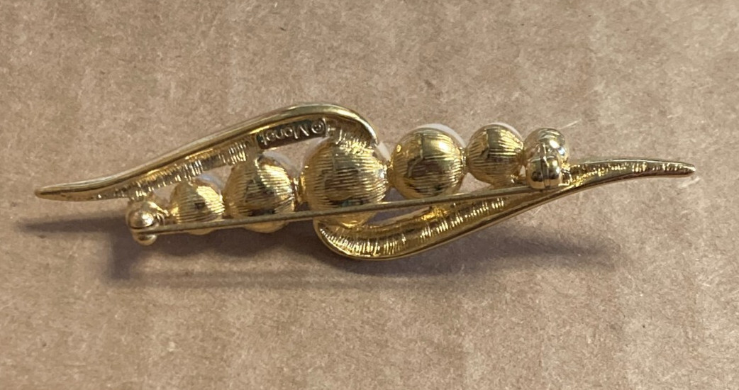 VTG SIGNED MONET GLOSSY GOLD-TONE FINISH FAUX PEARL MODERN SWIRL STYLE BROOCH