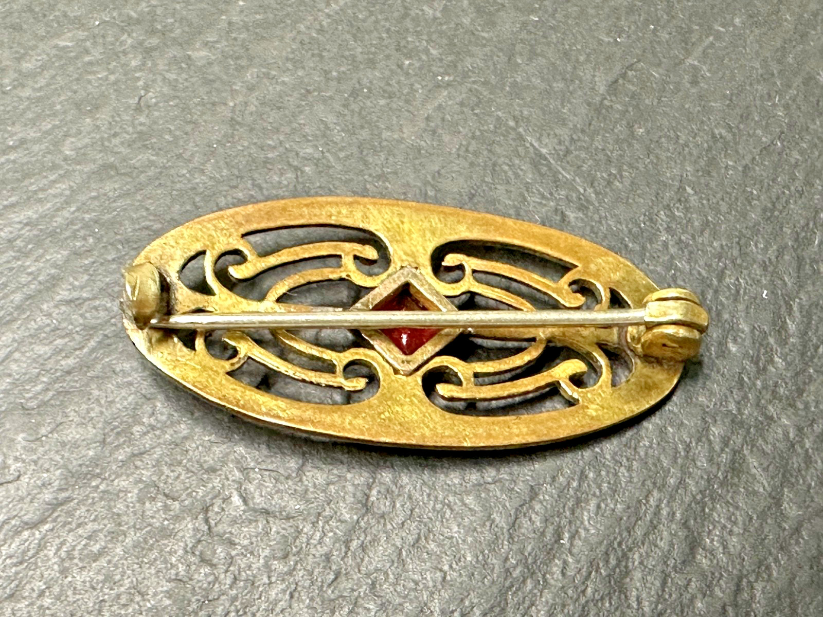 VINTAGE GOLD FILLED? BROOCH WITH SCROLL DETAILS AND RED GLASS ACCENT N829