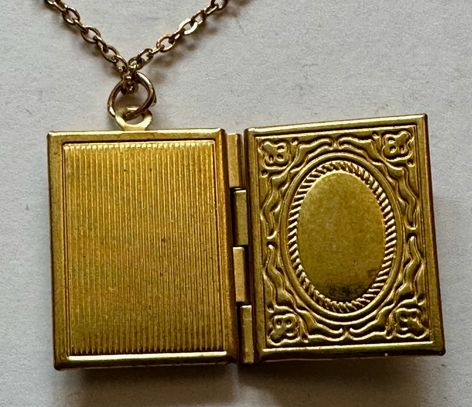 VINTAGE STYLE BOOK LOCKET BOOKLET GOLD TONE METAL PENDANT 1″ NECKLACE 20″ GP