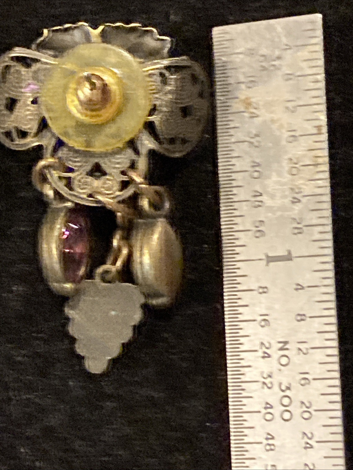 🧚🏻Vintage Metal Grape Cluster Dangle Earrings 1-1/2”