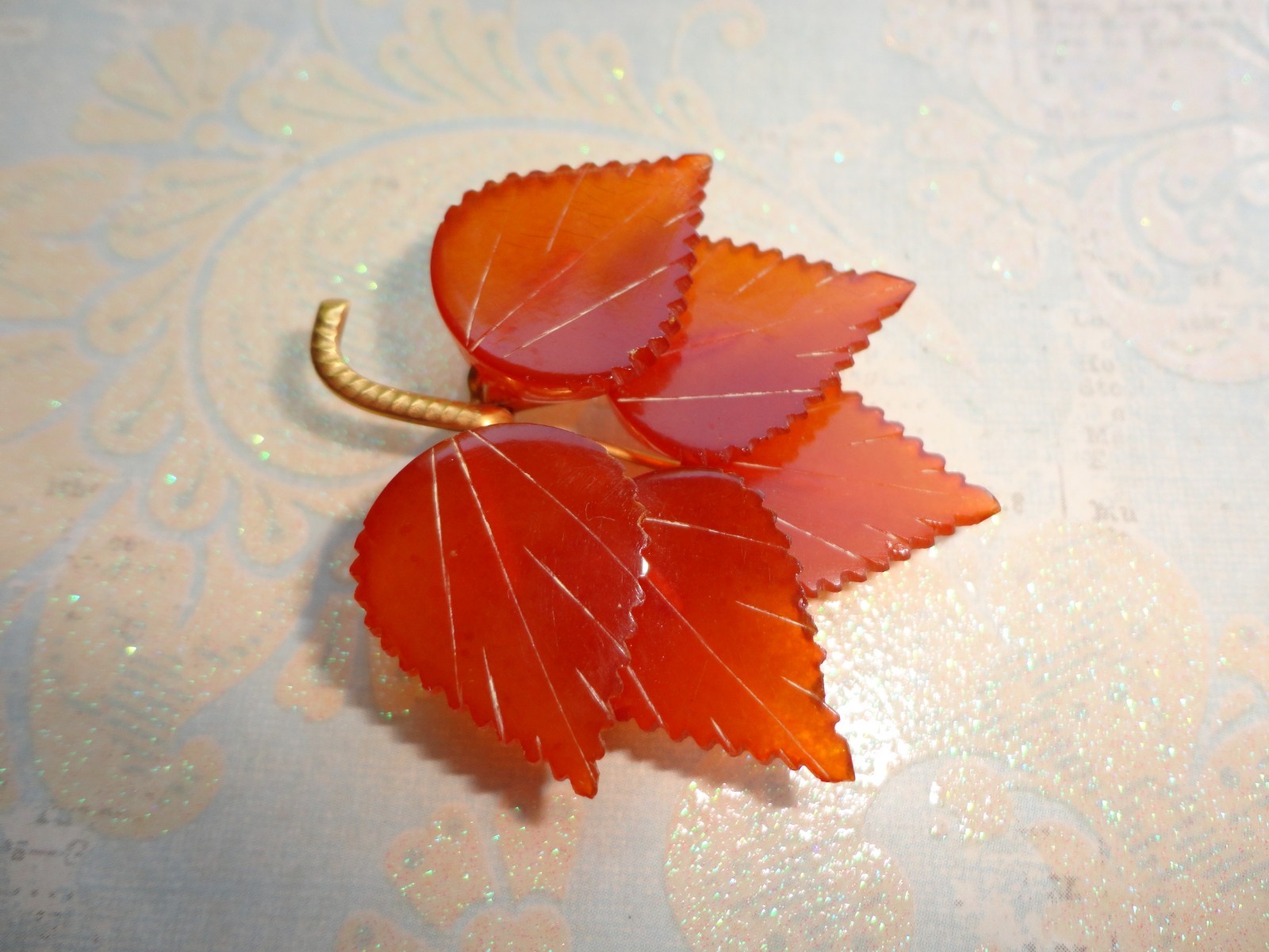 VTG ESTATE CARVED HONEY-COLORED RUSSIAN SOVIET BALTIC AMBER FIVE LEAF BROOCH PIN