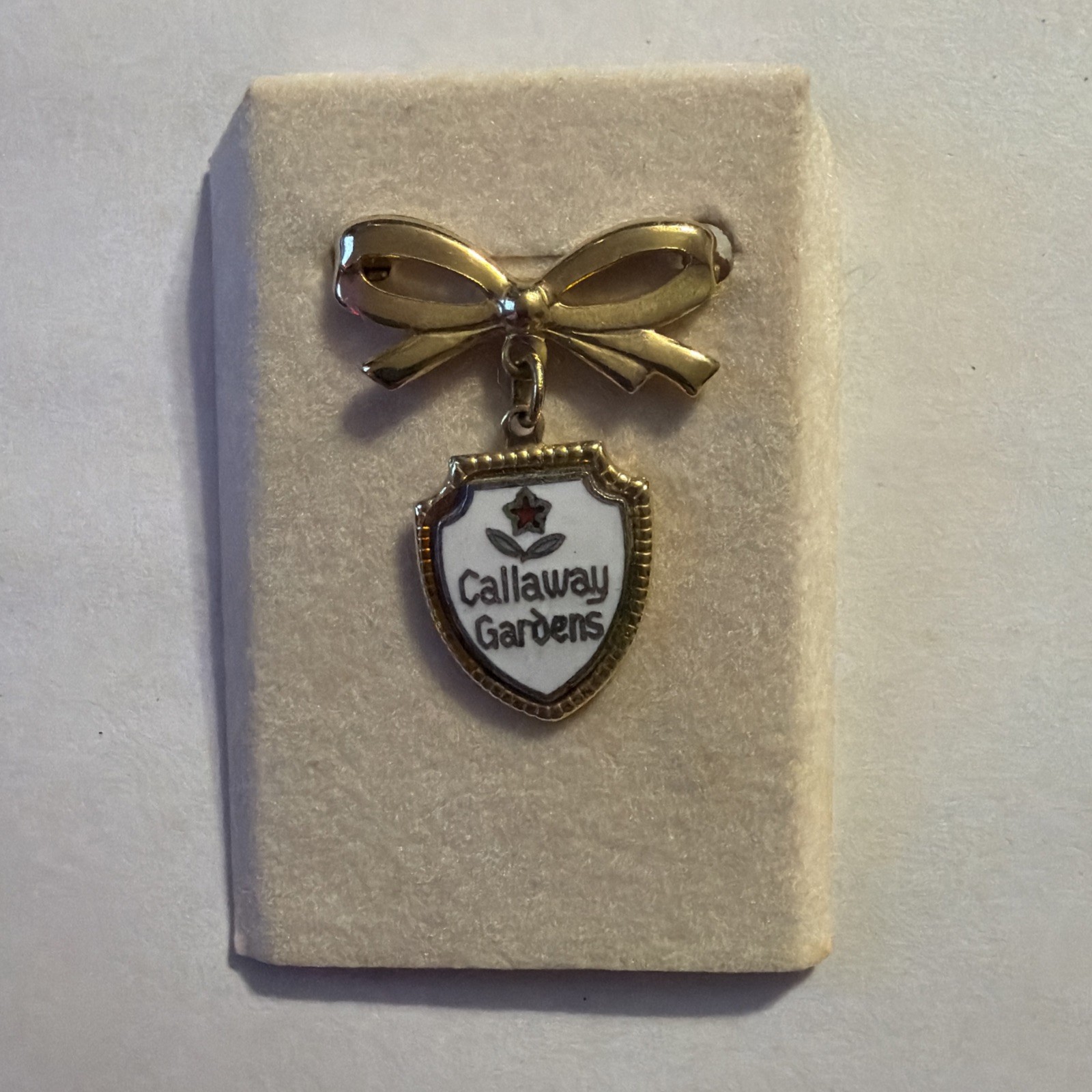 Vintage Callaway Gardens Enamel Bow Pin Gold Tone Souvenir Charm Brooch
