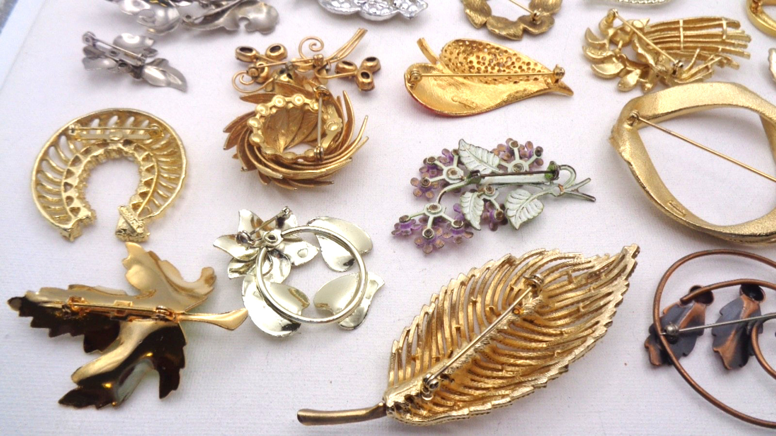 25 Vintage Cabochon Crystal Enamel Faux Pearl Rhinestone Flower Leaf Brooch Lot