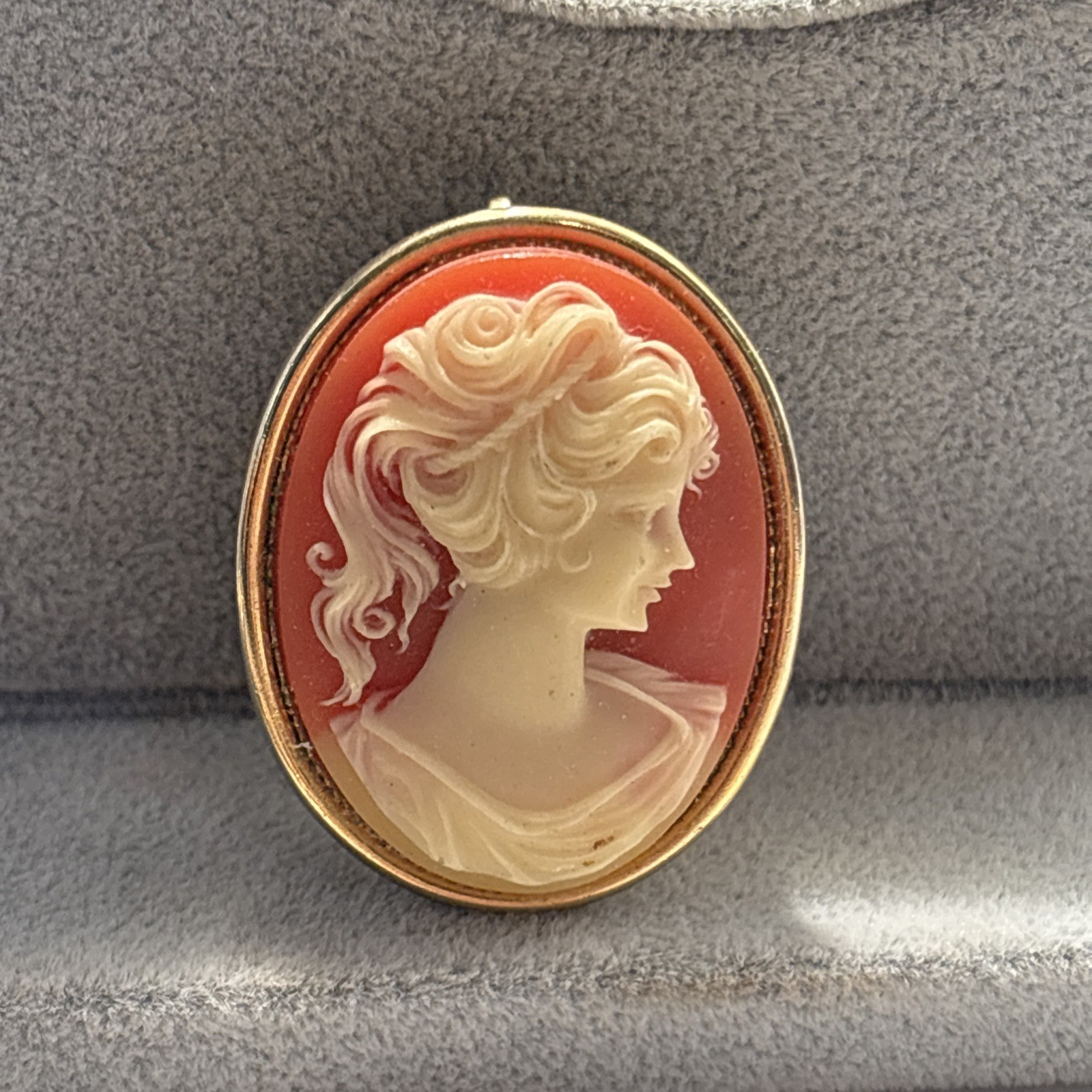 Vantage AMWAY Perfume Cameo Brooch/pendant. Gold Tone. Orange And Cream