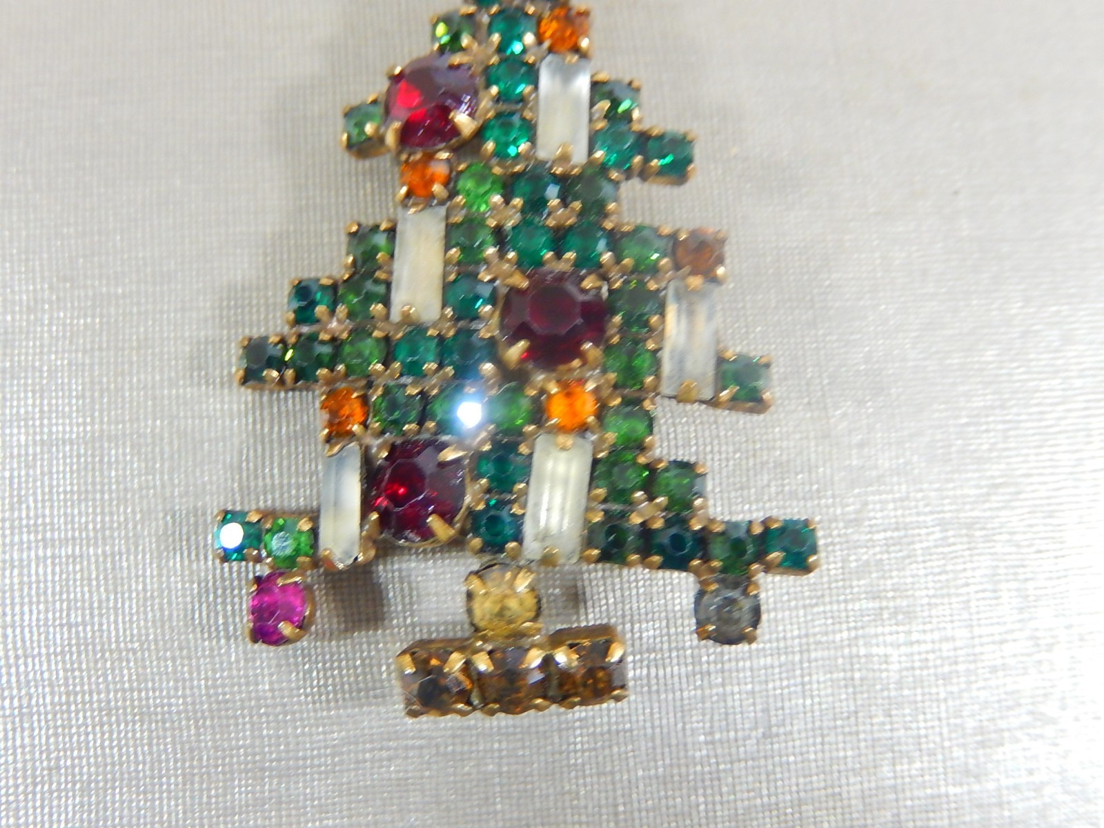 50’s OLD WEISS UNSIGNED CHRISTMAS TREE CANDLE LIT MULTI COLOR RHINESTONE BROOCH