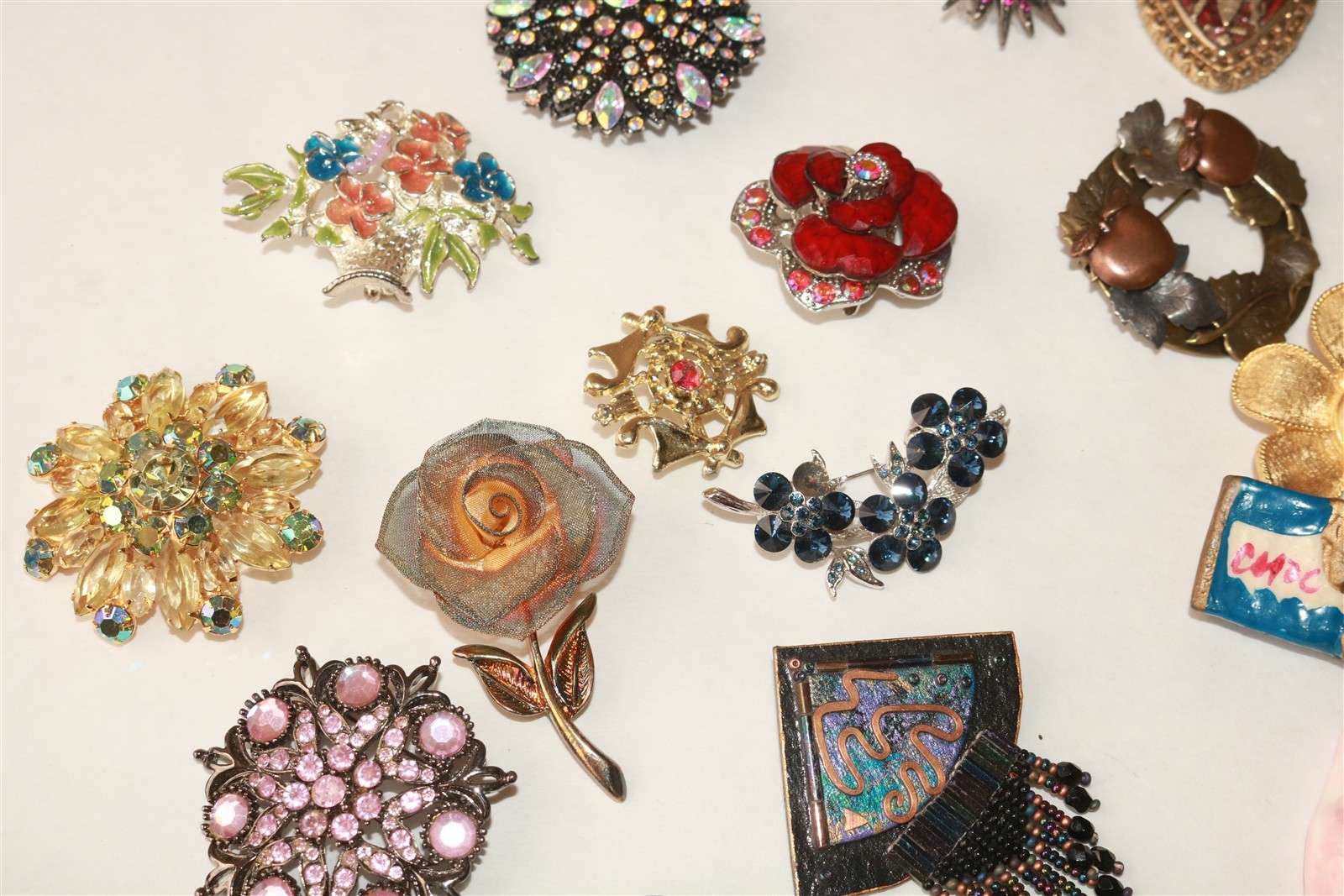 LOT OF 20 DIFFERENT VINTAGE TO MODERN BROOCHES PINS – Lot #4