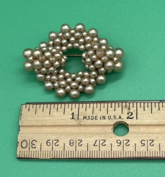 VINTAGE ART DECO 30s HASKELL INFLUENCE CLUSTER ECRU PEARL ON BRASS PIN BROOCH