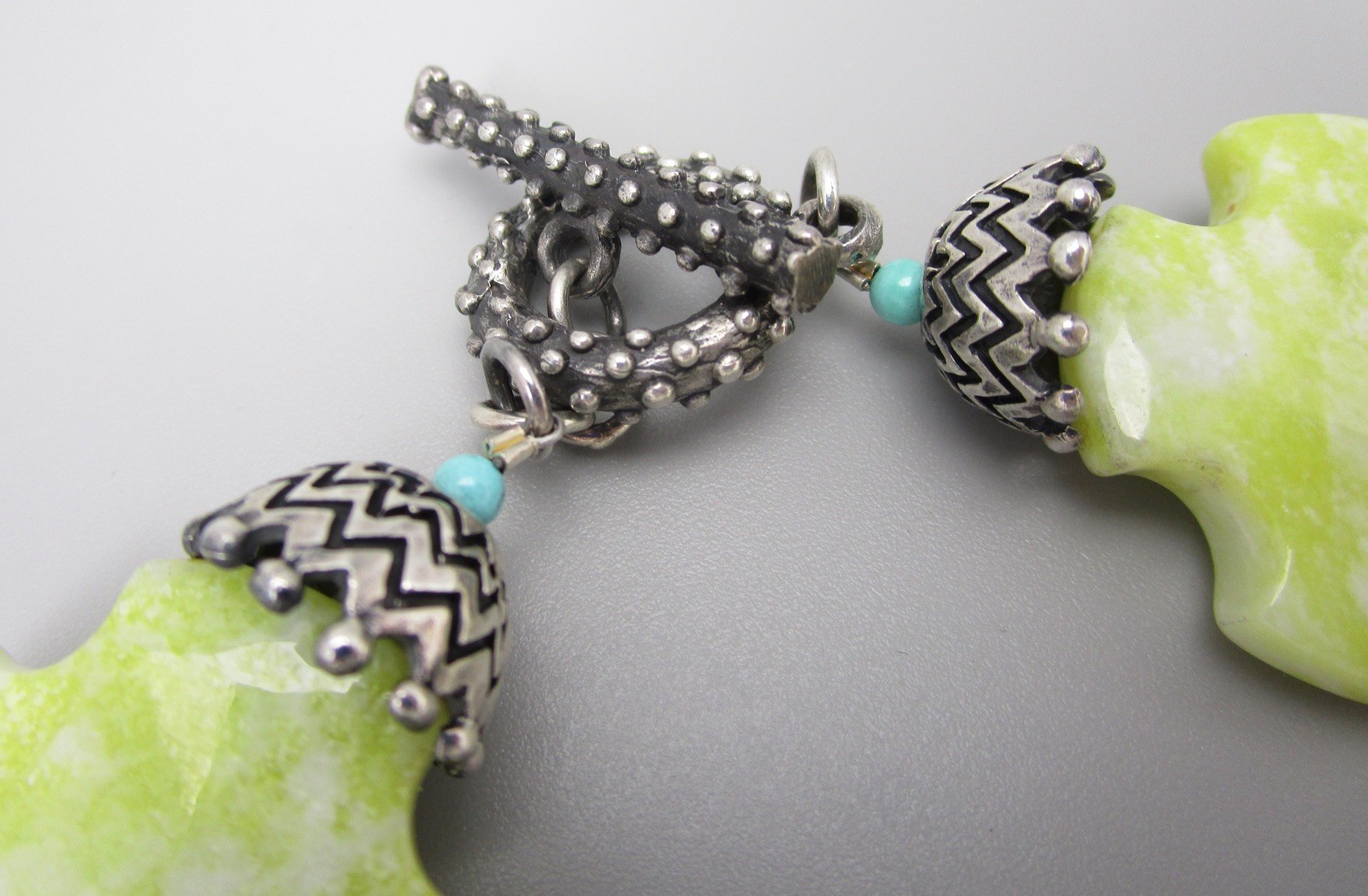 BEAUTIFUL DIAN MALOUF STERLING SILVER LIGHT GREEN STONE CROSS BEAD NECKLACE