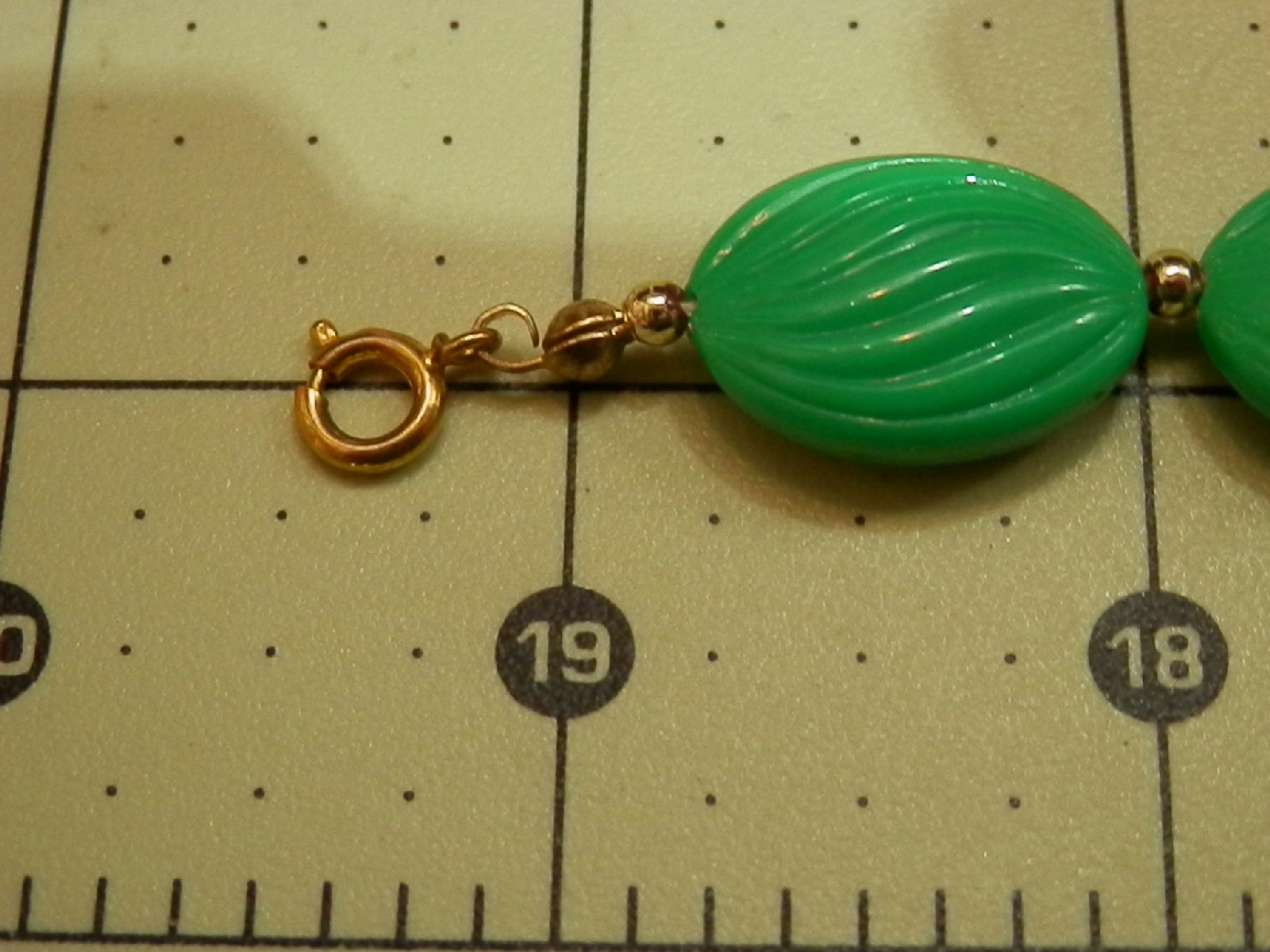 PRETTY 70s Textured Vivid Green Lucite Necklace 582J5