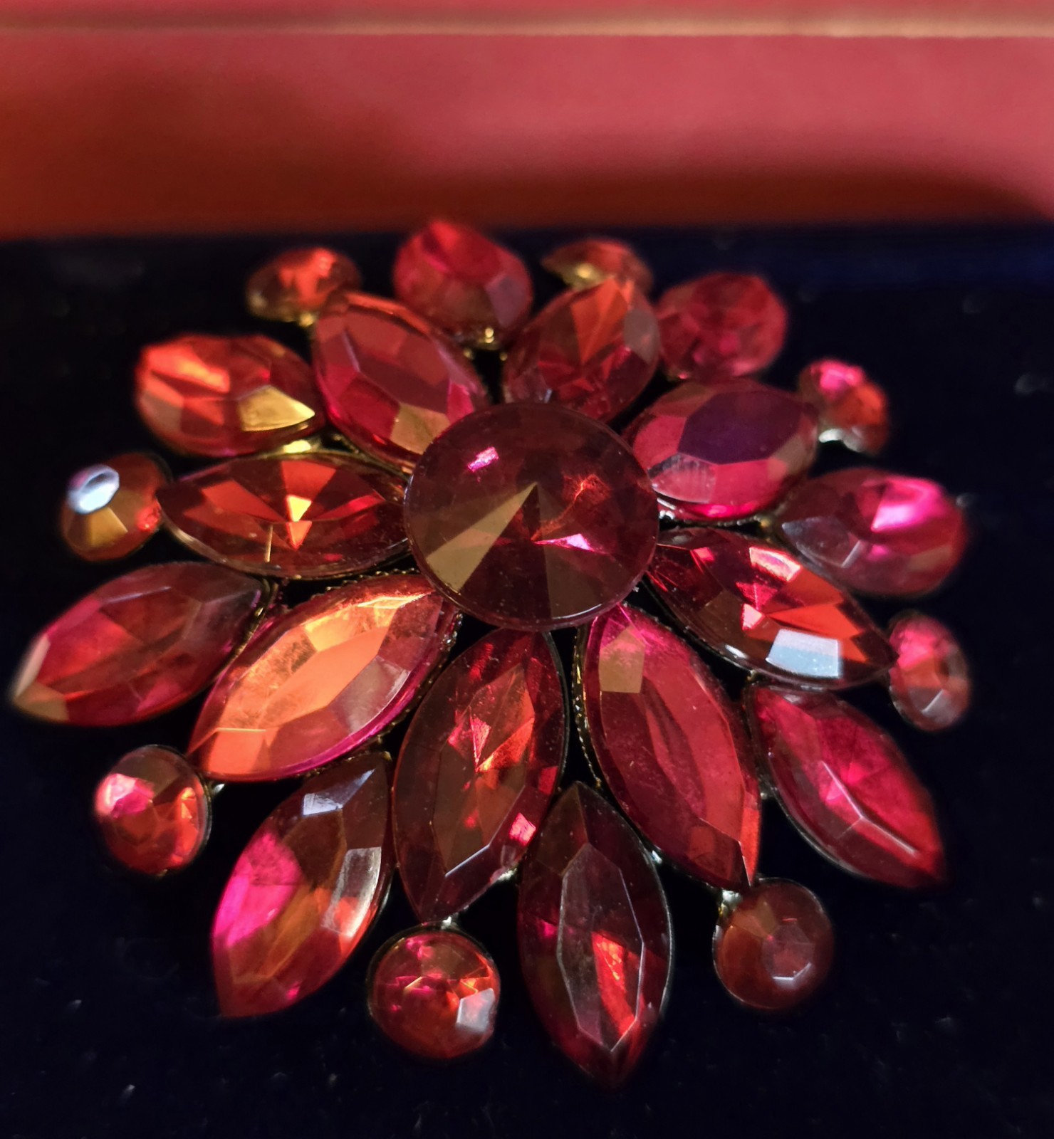 RUNWAY STATEMENT MARQUISE PINK PURLE LUCITE BROOCH-NWOT☆3D☆2″Diam☆GUNMETAL☆WOW