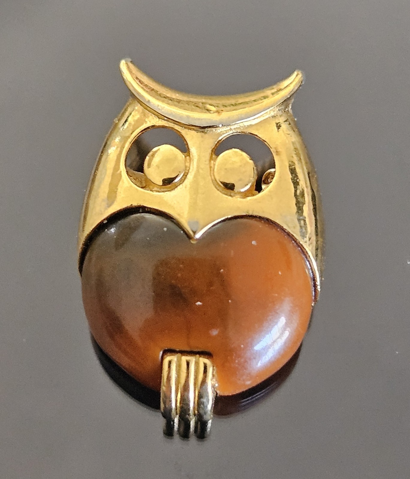 Vintage Small CROWN TRIFARI Gold Tone With BROWN LUCITE OWL BROOCH PIN .75″
