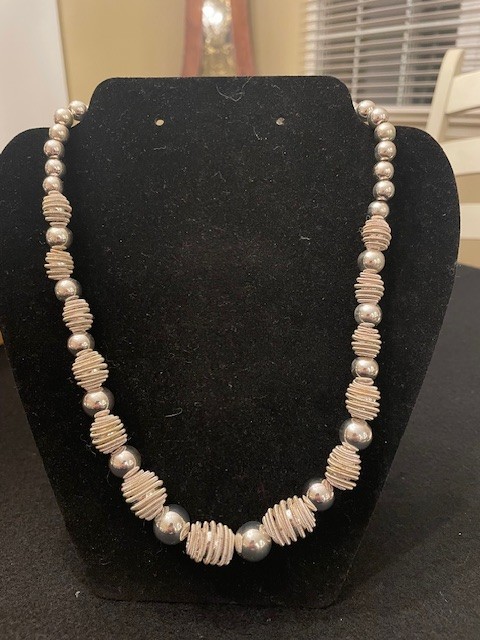 Vin. Monet Silver-ton necklace Twisted spril beads+ slver beads 9.25″ ajustable