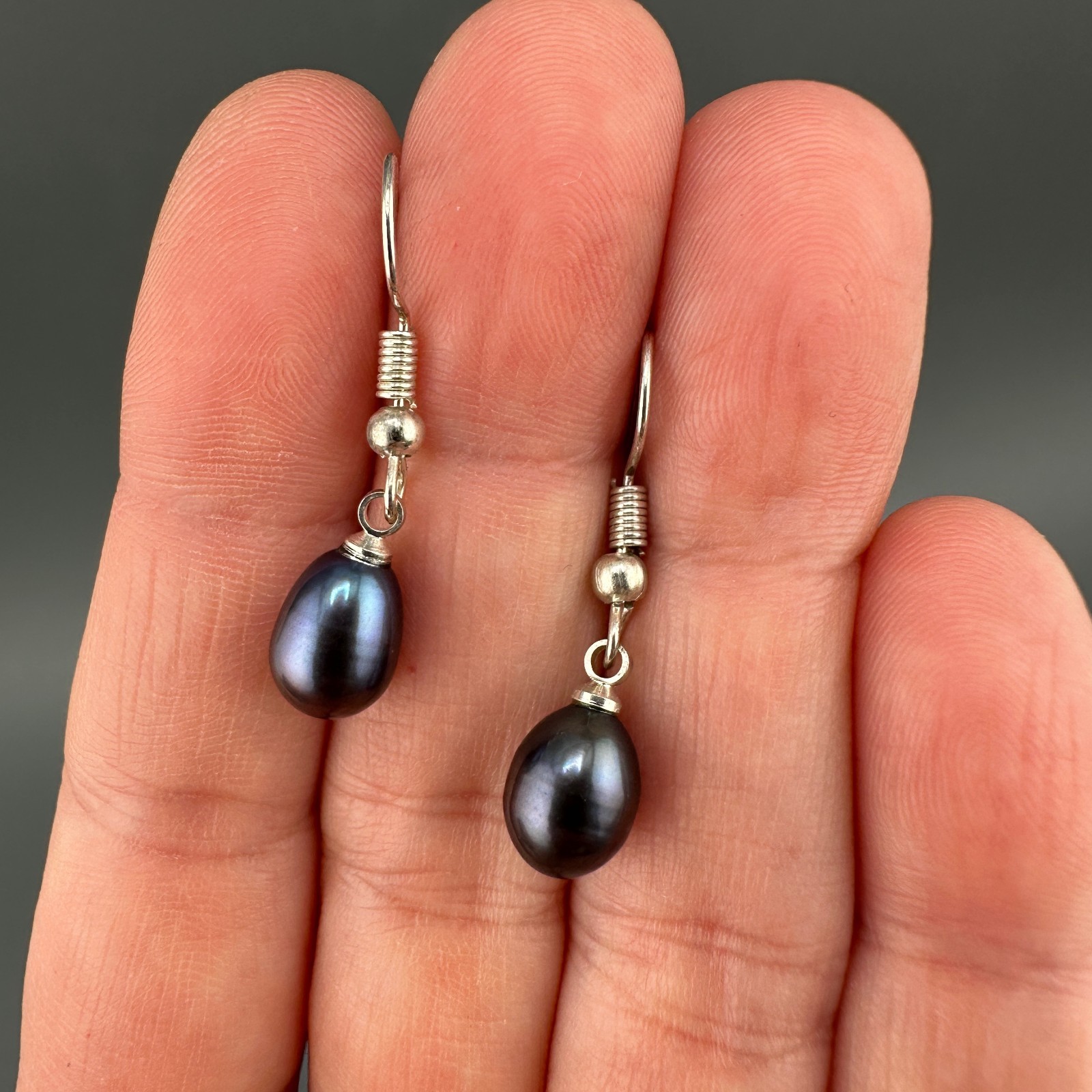 Vintage Black Tahitian Pearl Earrings Oil Slick Dangle Silvertone Purple Peacock