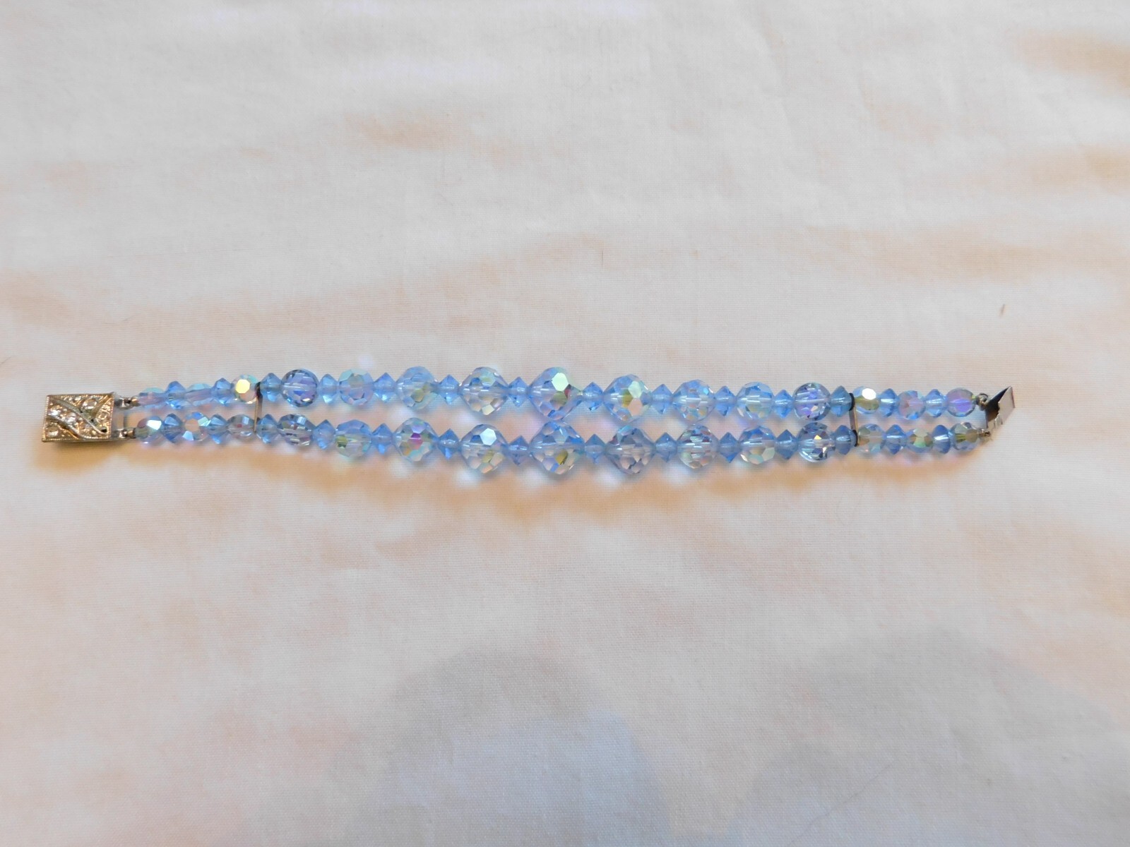 VINTAGE CRYSTAL GLASS LIGHT BLUE BRACELET VERY PRETTY