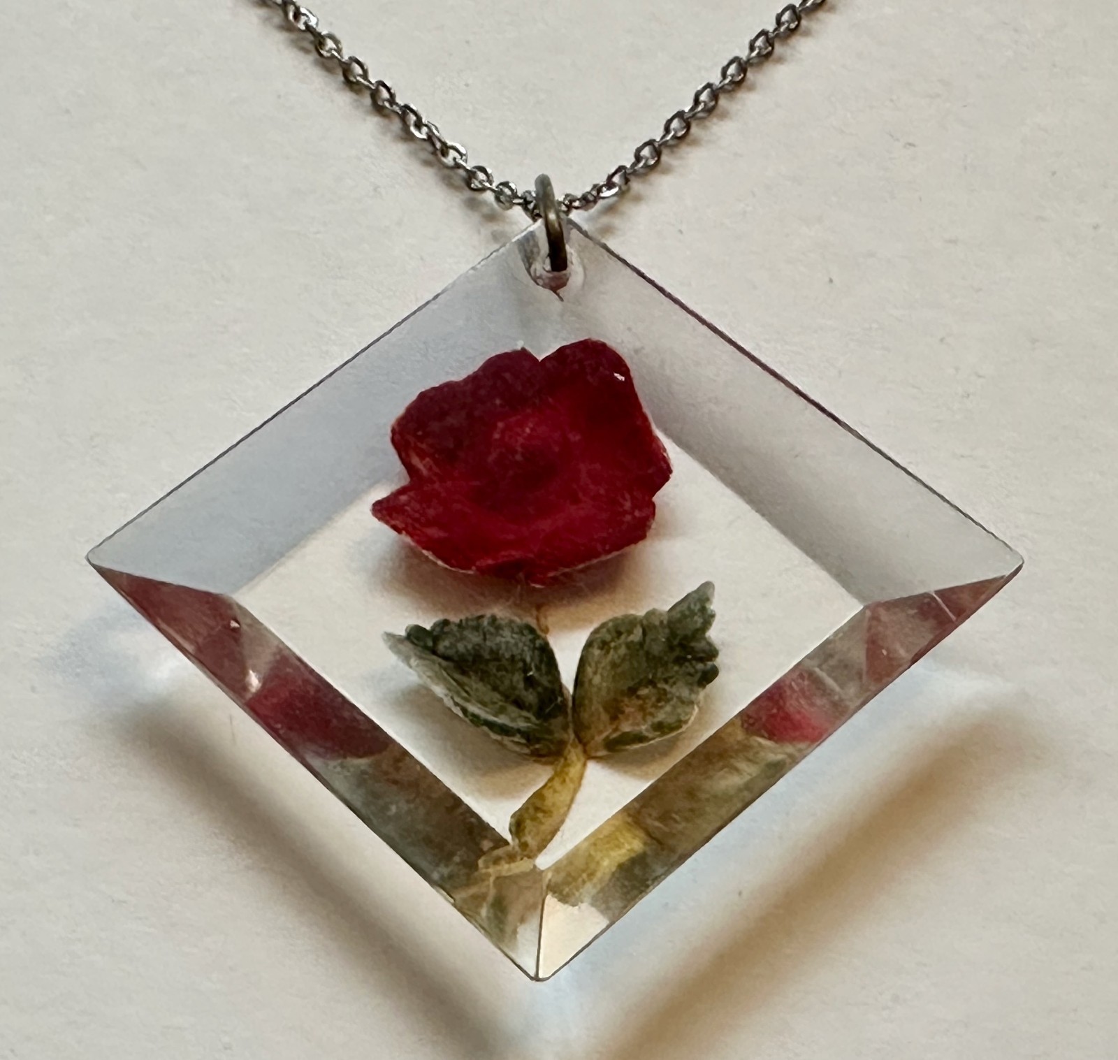 VINTAGE RED ROSE FLOWER IN LUCITE PLASTIC PENDANT 1 1/2″ NECKLACE 24″