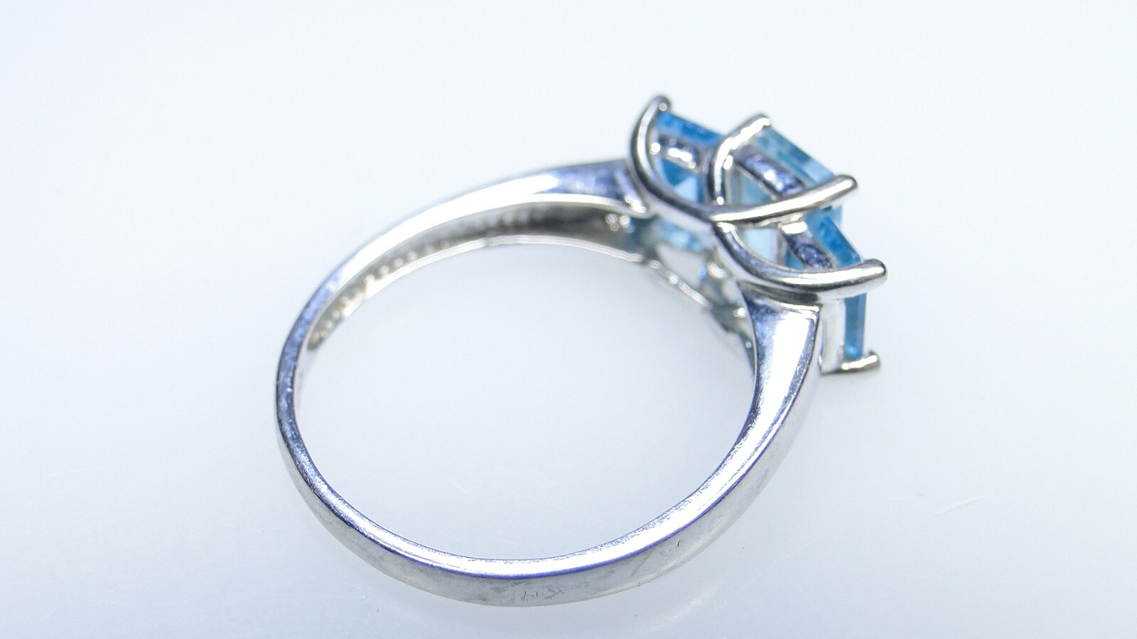 🌟Elegant 10K White Gold Ring w Trio of Blue Topaz Stones sz 7