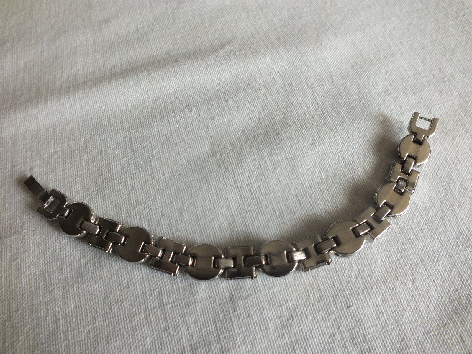 Beautiful Clasp Bracelet Silver Tone Brown Cabochons 7 1/4 x 3/8″ Wide CUTE