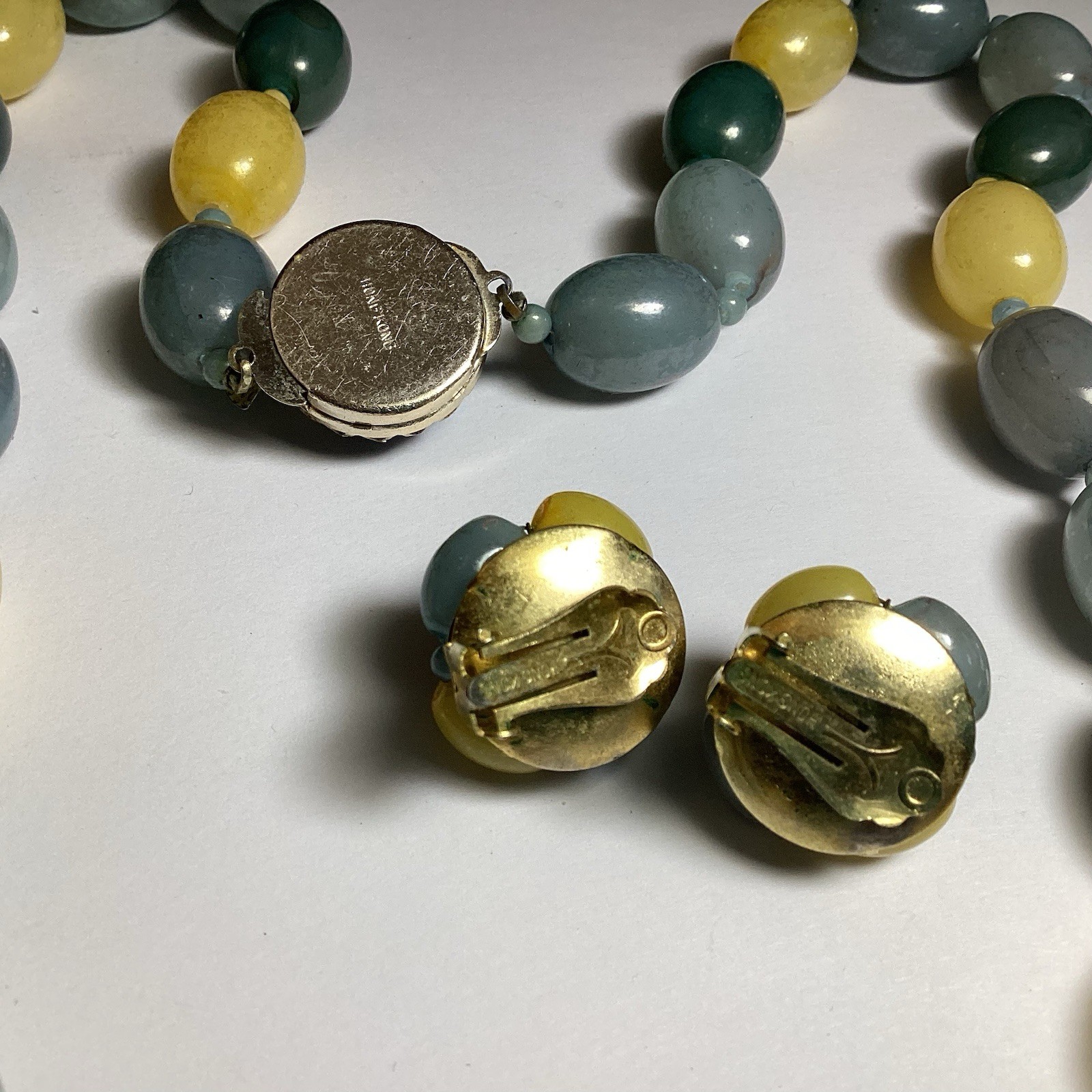 AWESOME VINTAGE 25” NECKLACE & CLIP-ON EARRINGS SET GRAY BLUE & YELLOW TONES