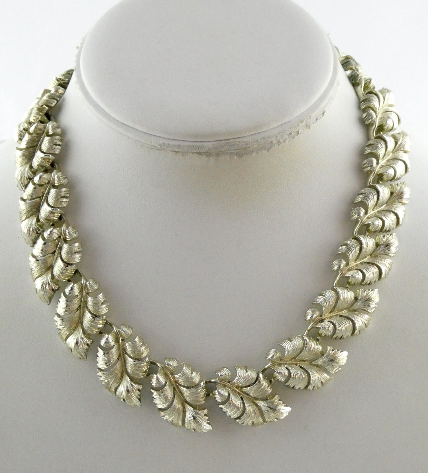 Vintage Designer Lisner Pale Gold Tone Metals Leaves Statement Necklace 16.5 In
