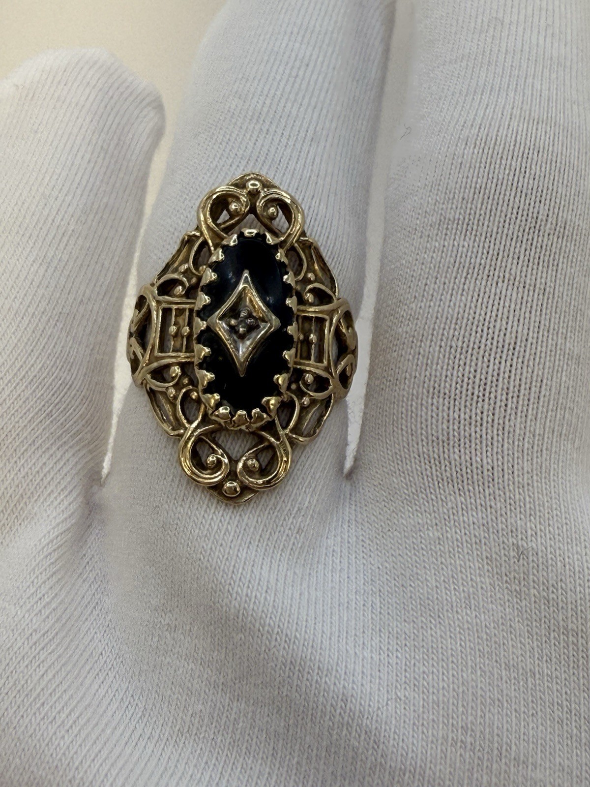 Vintage 10K yellow gold Onyx and Diamond Ring . Weight: 3,7g , size: 5,5.