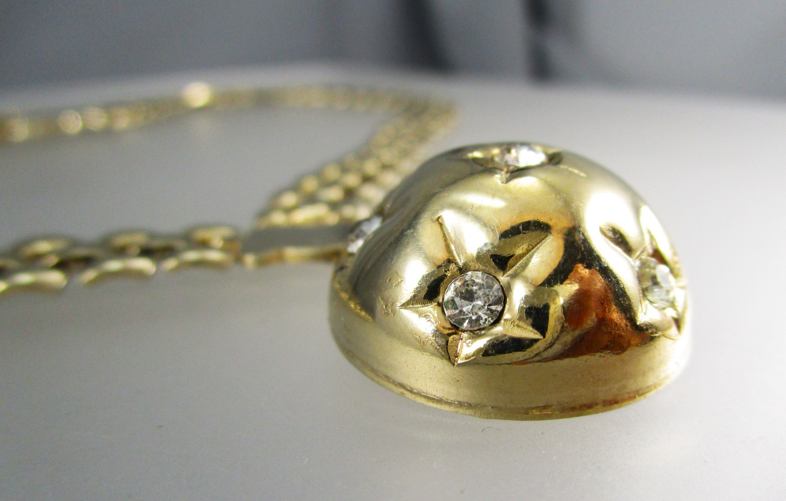 Vintage Gold Tone Basketweave Chain Dangling Round Crystal Pendant Necklace 781