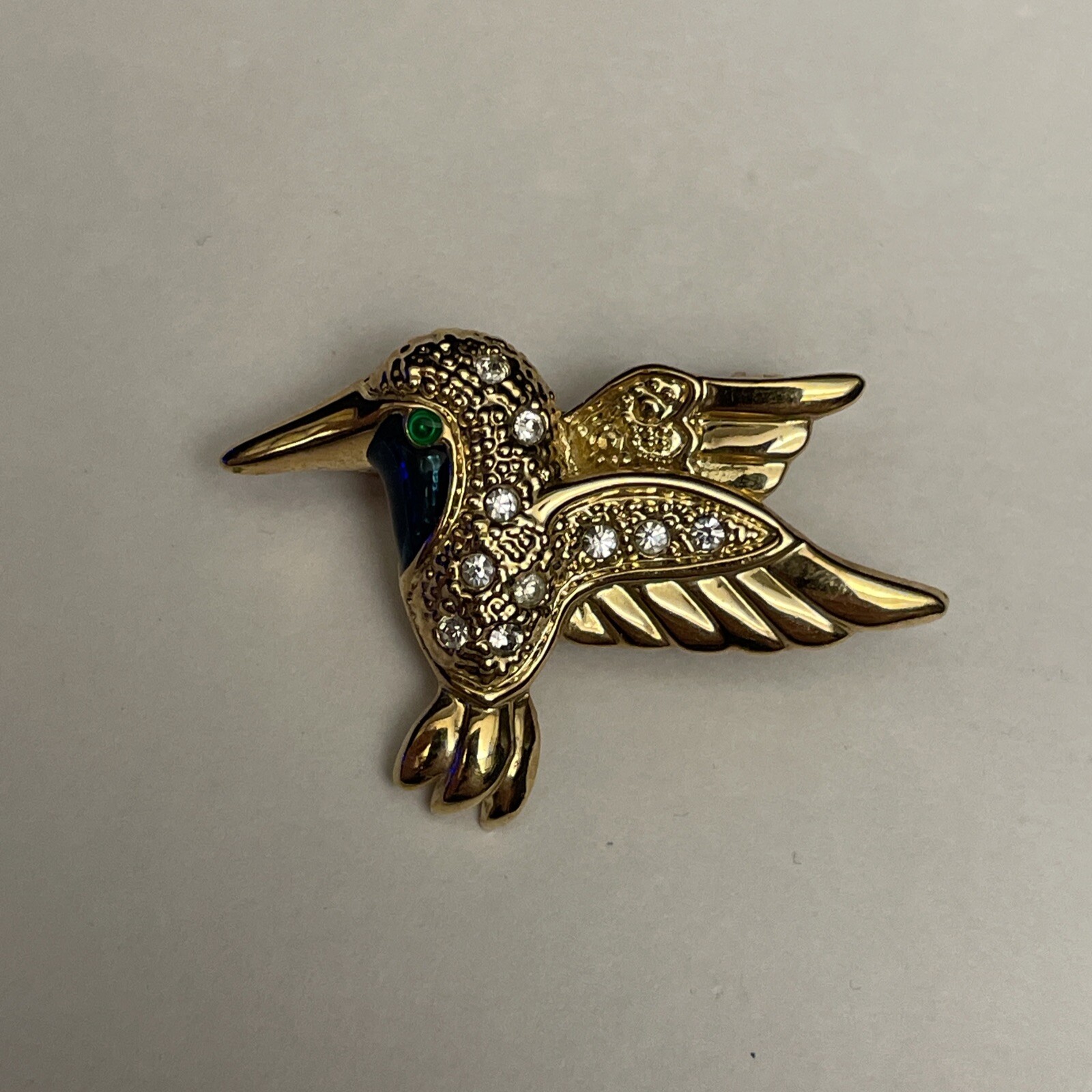 RED STONE – GREEN ENAMEL & RHINESTONES BIRD BROOCH PIN, GOLD-TONE SIGNED ROMAN