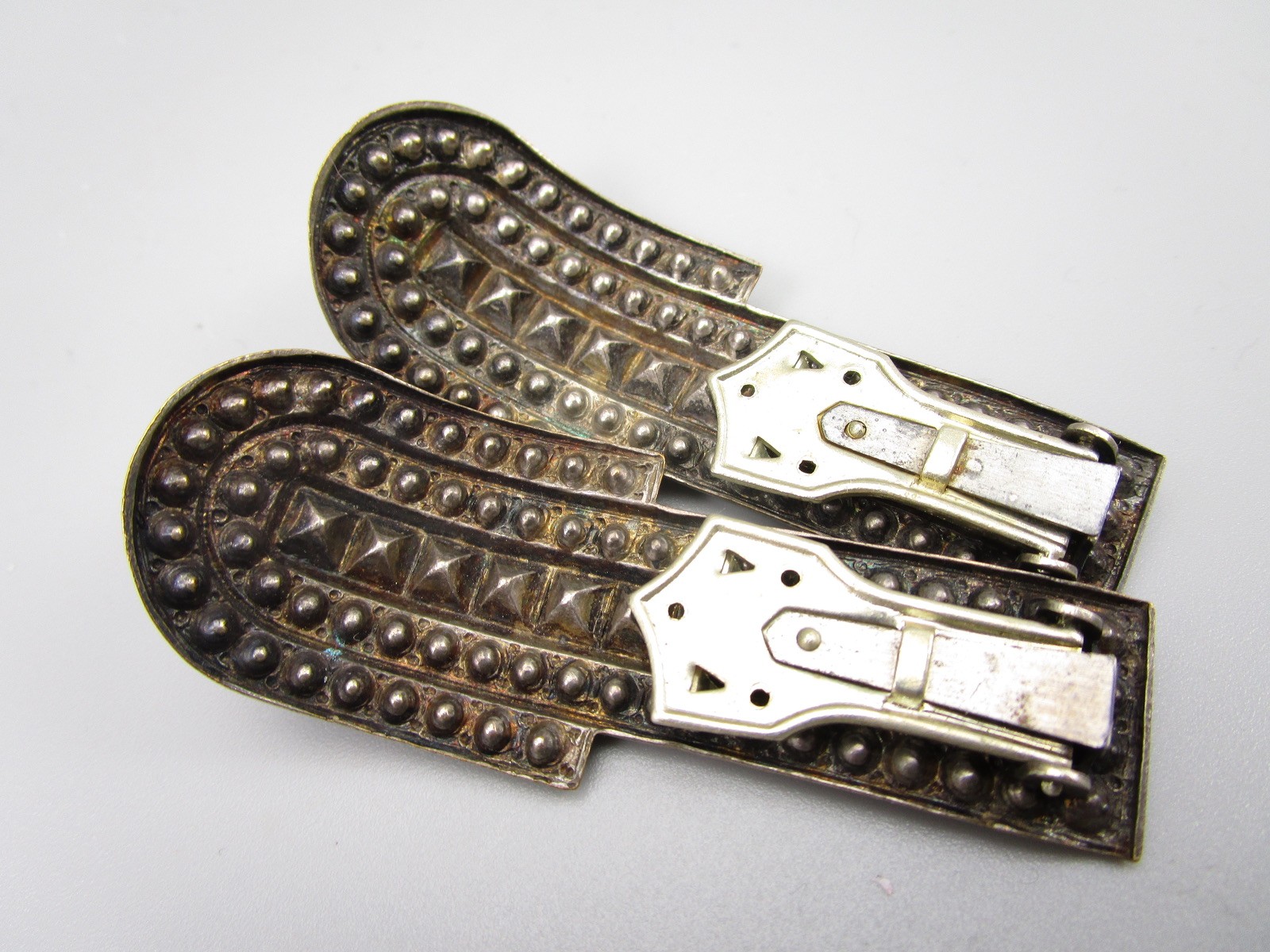 BEAUTIFUL VINTAGE ART DECO FRANCE RED BLUE & CLEAR DRESS CLIP BROOCH PIN PAIR