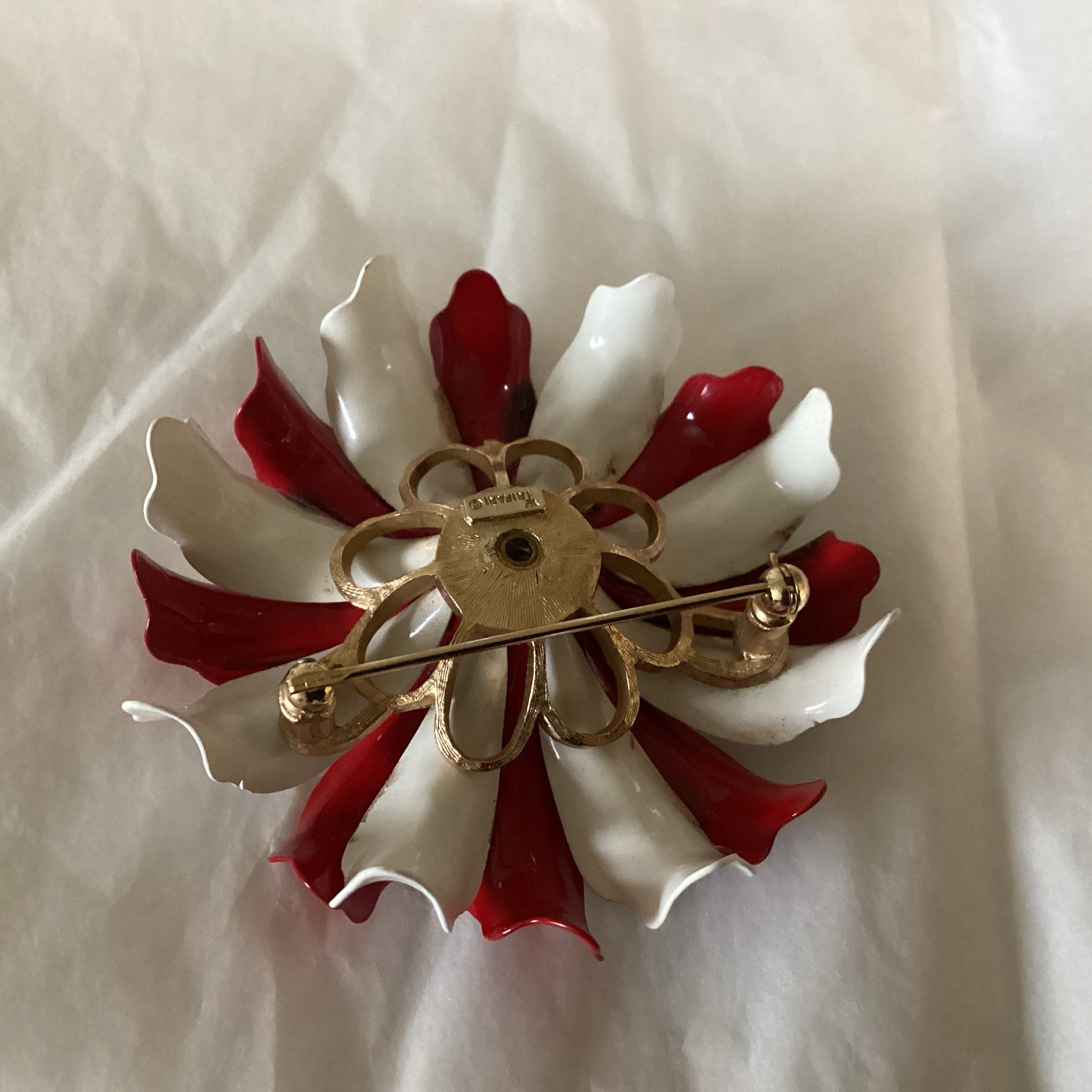Vtg CROWN TRIFARI Signed Red White Enamel Flower Brooch 3D 2 1/4″ Across