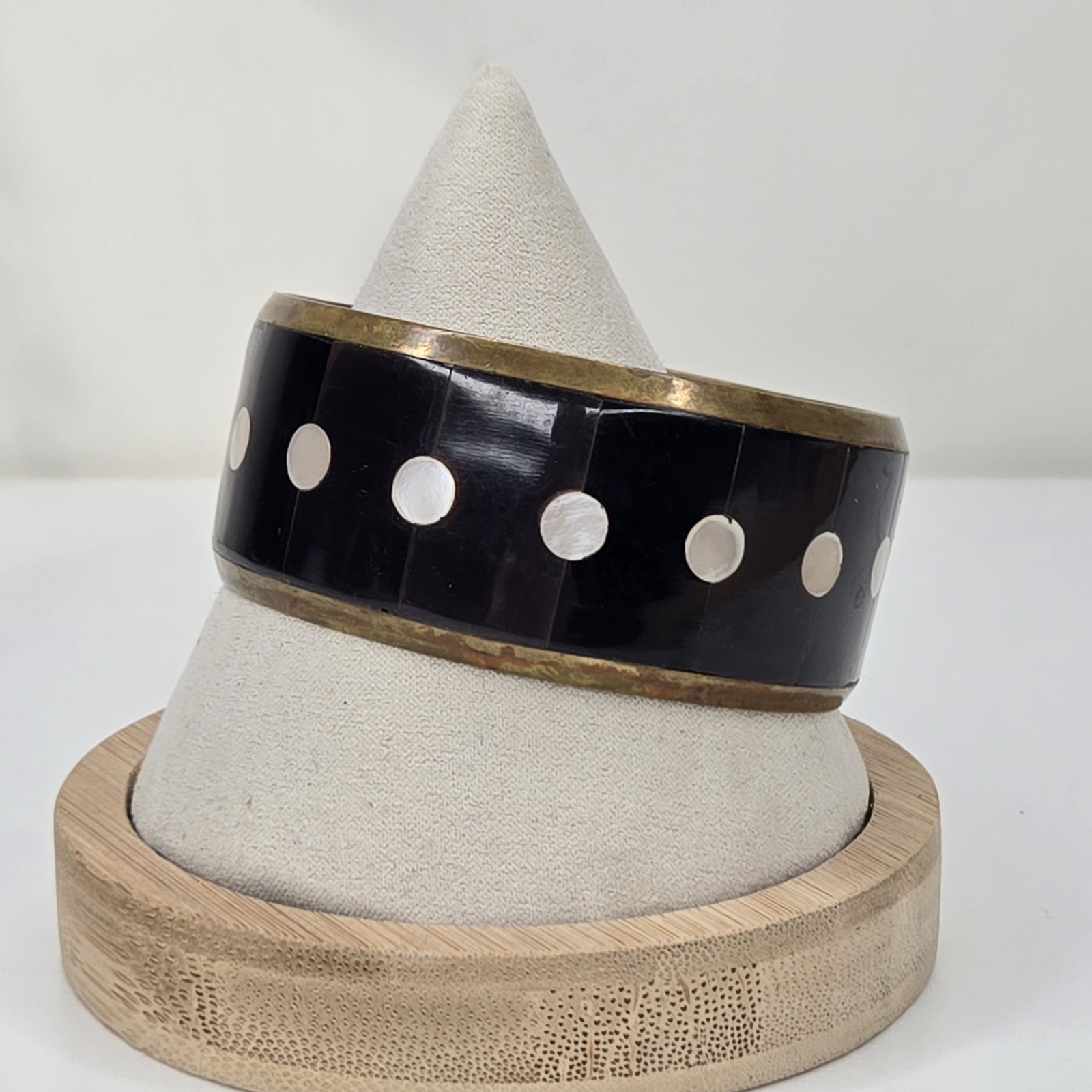 Vintage 8 Inch Gold Tone Metal Black Stone And White Shell Inlay Bangle Bracelet