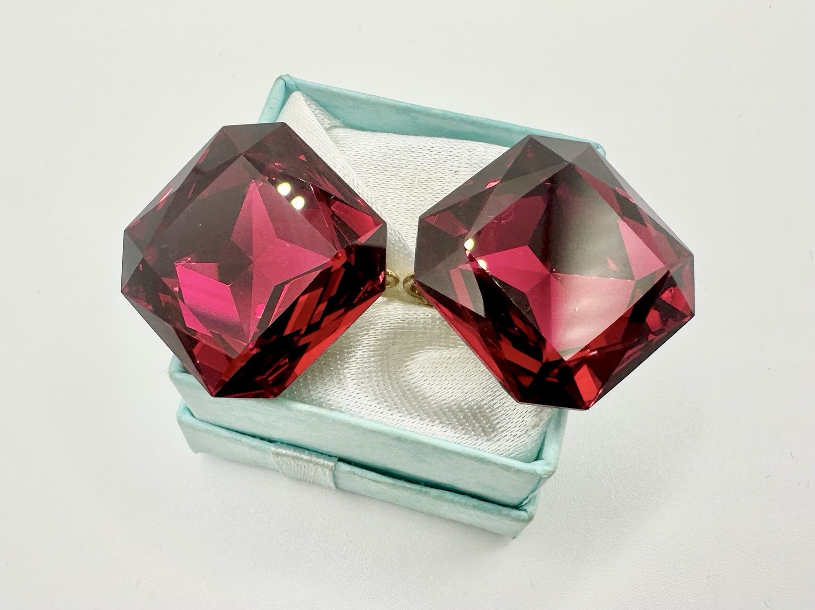 VTG Fuchsia Pink Red Crystal? Clip Earrings Gold Tone Runway Designer Rare Read