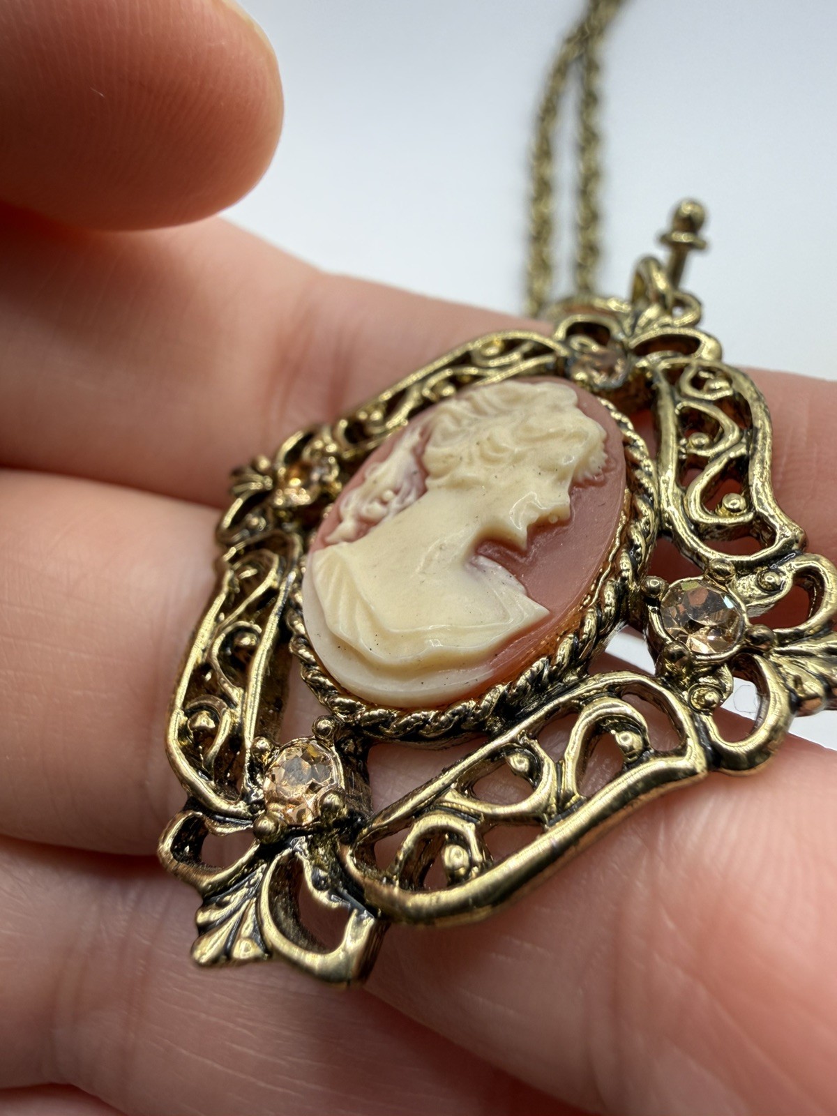 Vintage Style Cameo Pendant Necklace Gold Tone Filigree Toggle