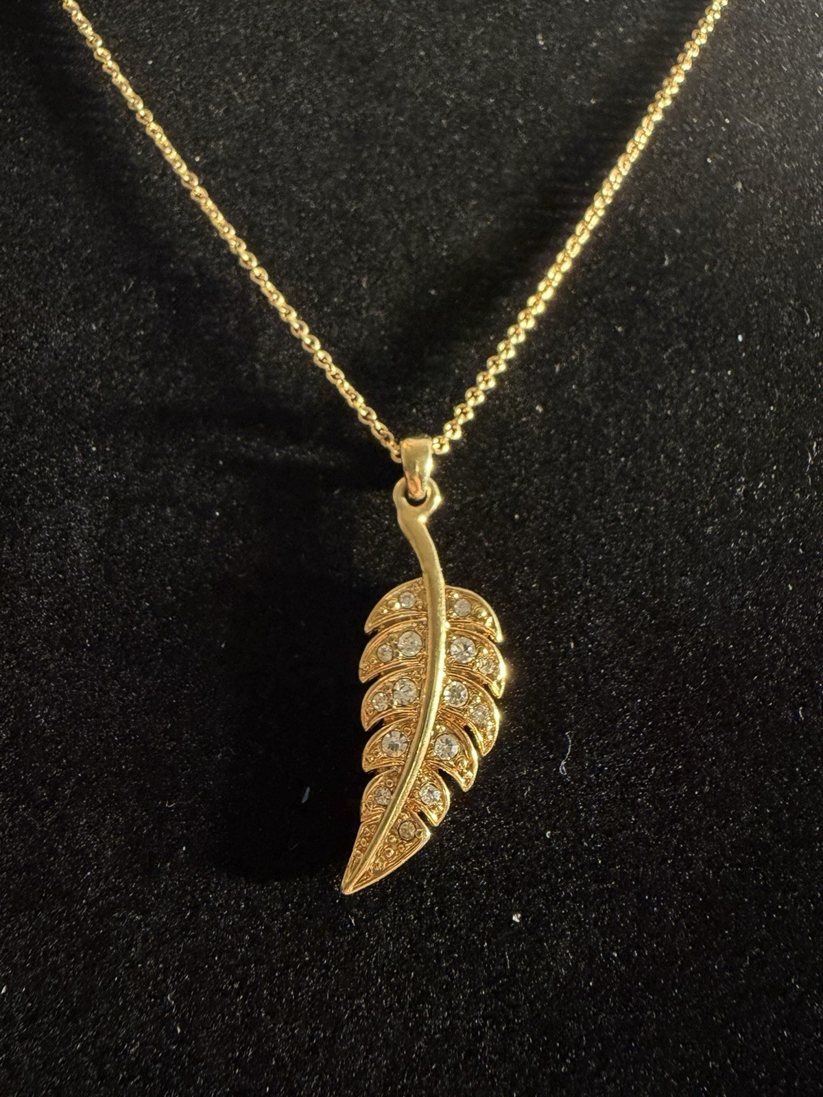 Vintage Avon Gold Tone Rhinestone Leaf Pendant Necklace Signed Avon 18”