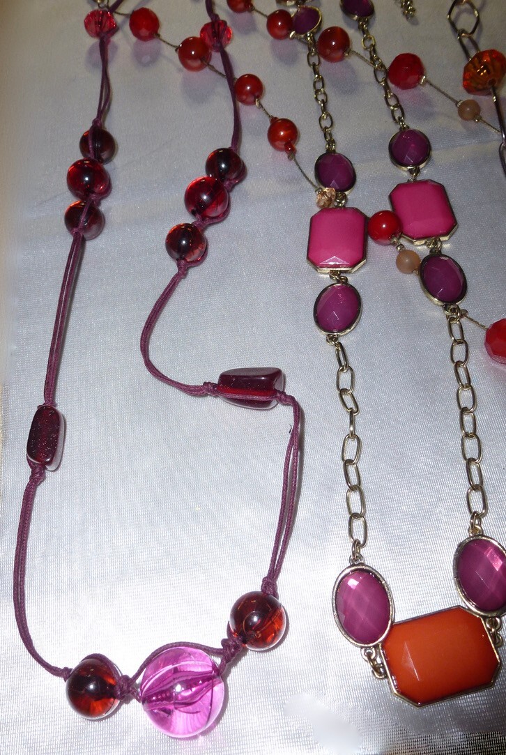 LOT of 5 SINGLE MED-LONG CHAIN NECKLACES – MULTI-COLORS & STYLES