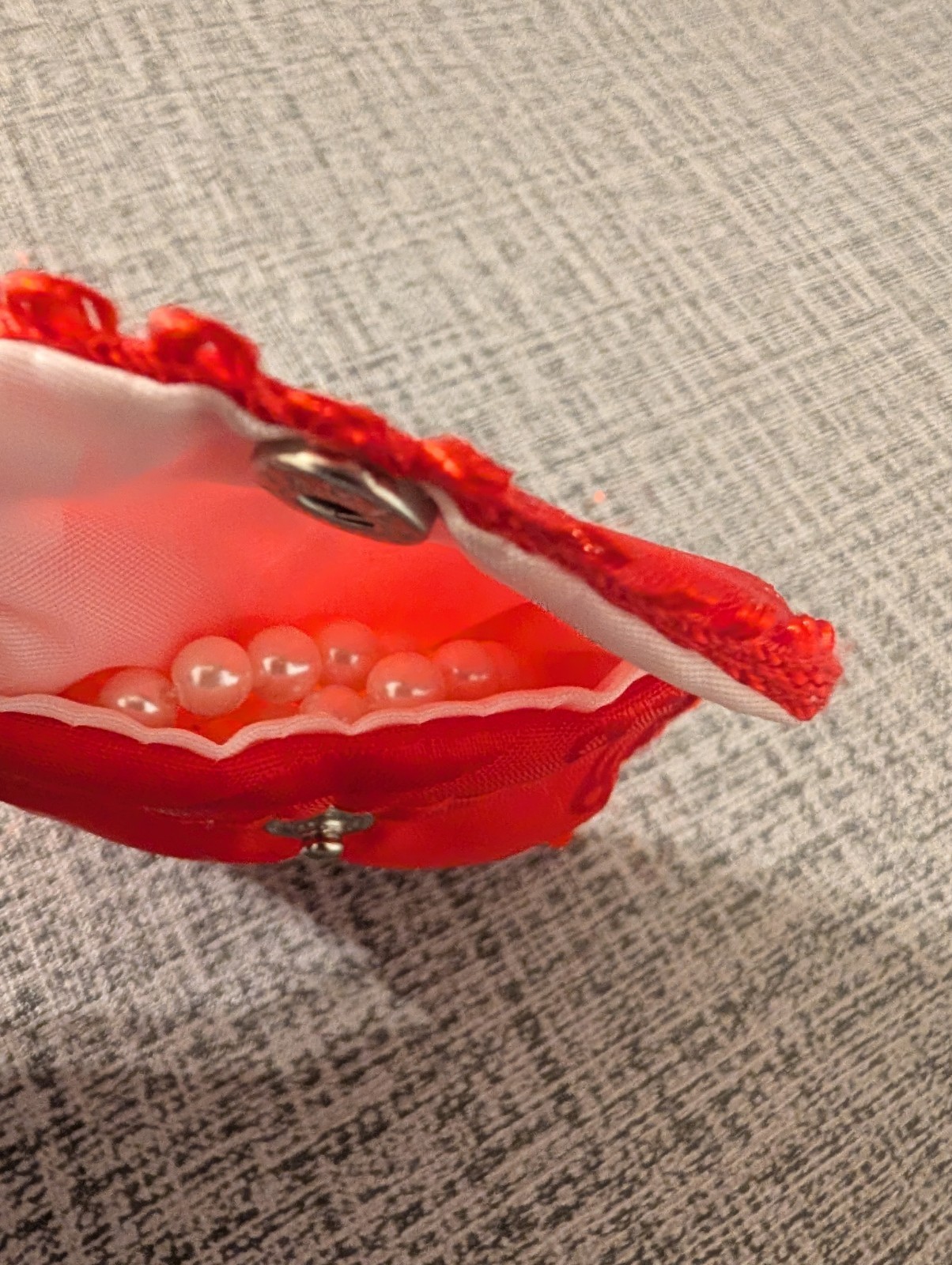 Pearl Vintage Sweater/Fur Guard Clip Faux Pearl Chain, red bag snap closeholder