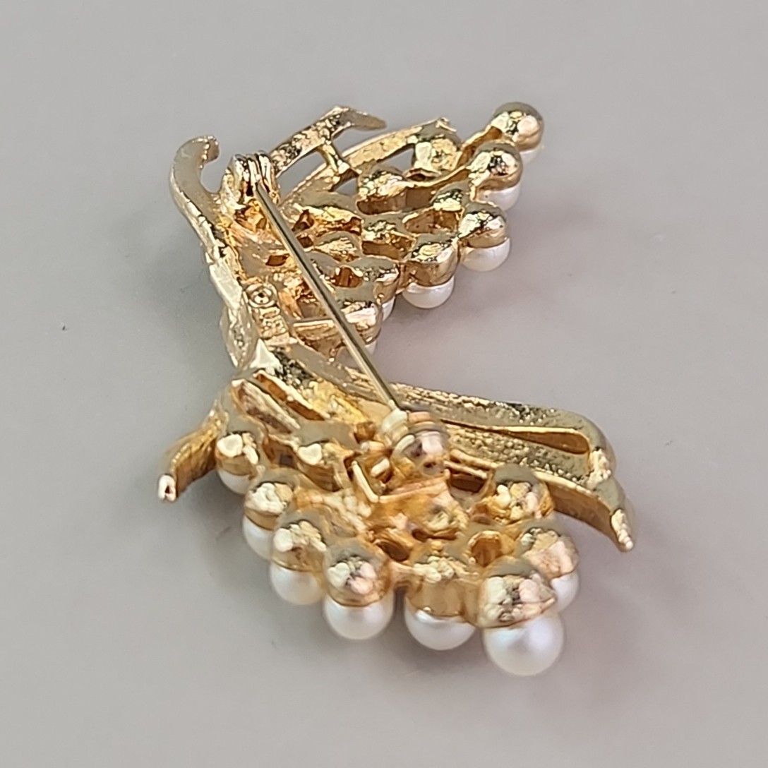 Vintage Arthur Pepper Brooch Imitation Pearls Brushed Gold Tone Ribbons Art 2″