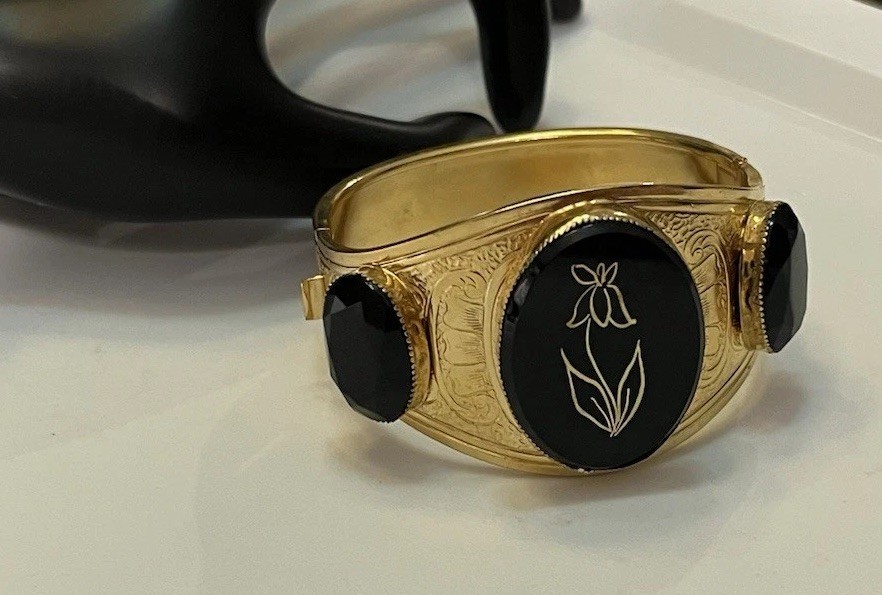 Vtg Victorian Morning Revival Gold Tone Etched Flower Motif Wide Hinged Bracelet