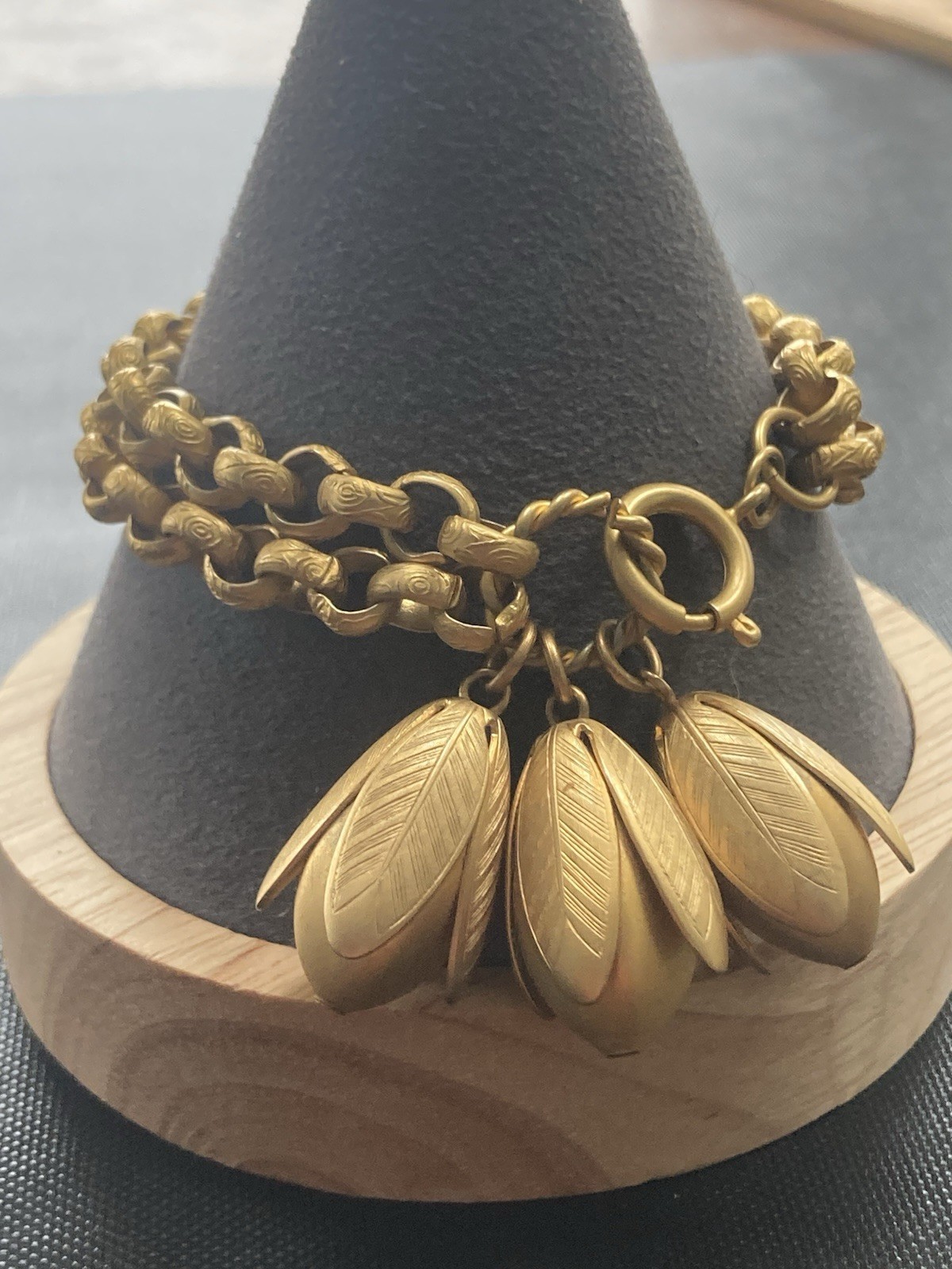 Vintage Bracelet matte gold tone Flower Pod charm Textured Links 7.5″