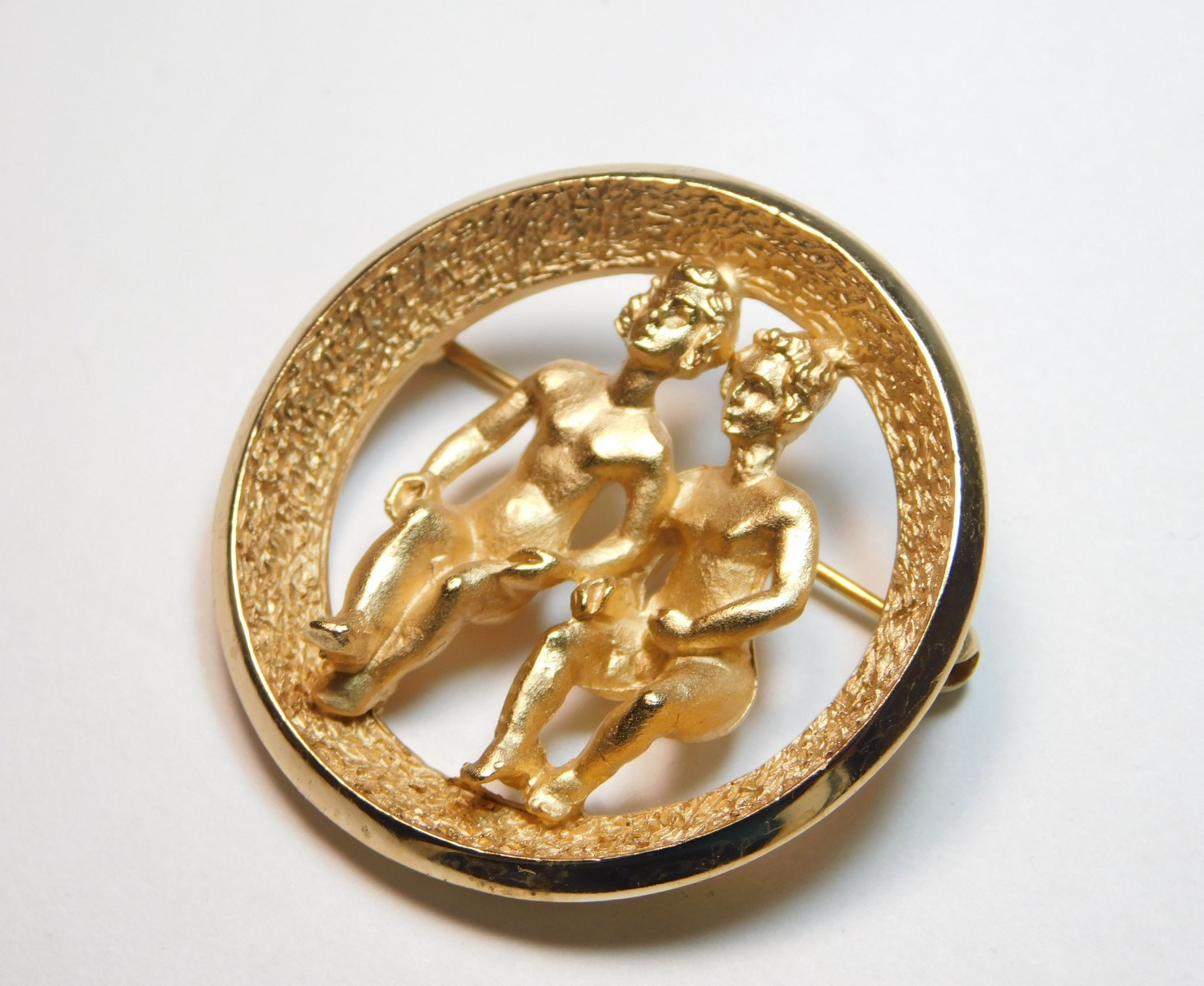 VINTAGE CROWN TRIFARI ZODIAC GEMINI GOLD TONE BROOCH MAY 21 – JUNE 20 ✨