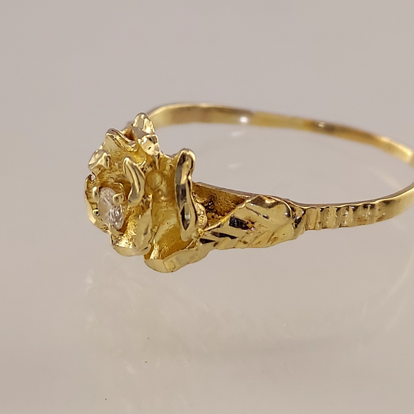 Vintage 14k Diamond Flower Ring. Size 7. Diamond 5 Points. Diamond Cut Detail.