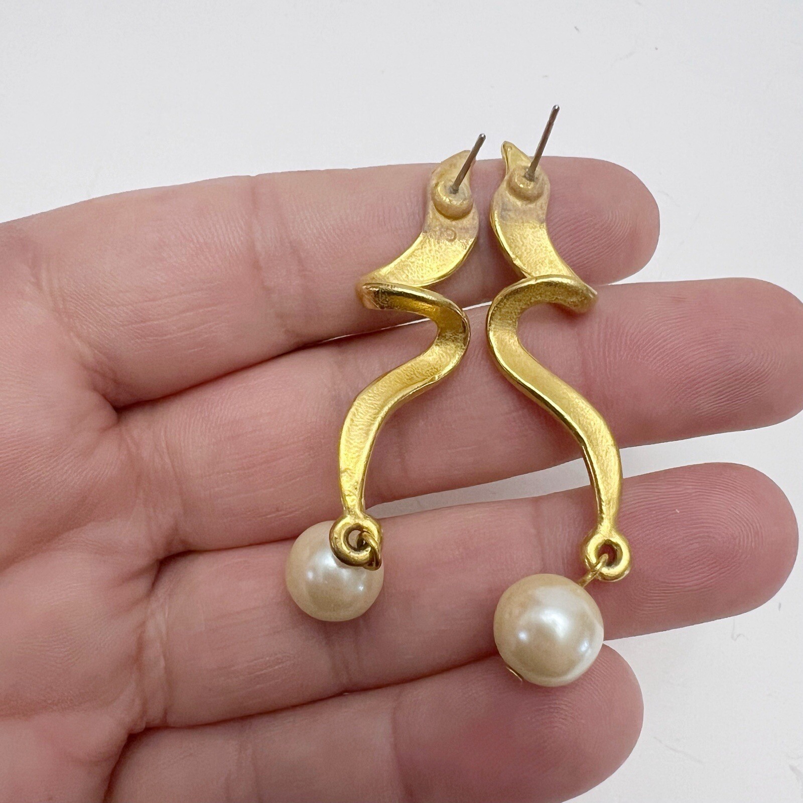 Vintage Matte Goldtone Faux Pearl Swirl Ribbon Spiral Drop Dangle Earrings