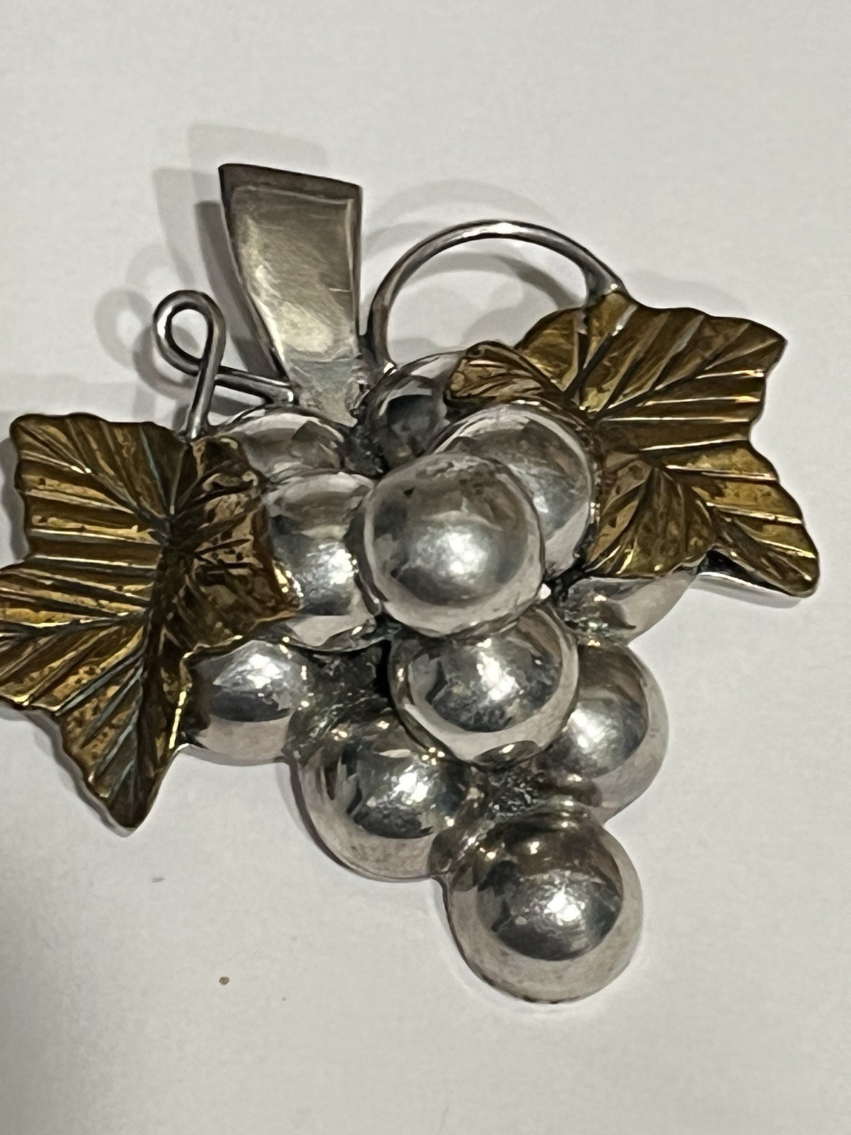 VINTAGE STERLING SILVER BUNCH OF GRAPES BROOCH / PENDANT MEXICO