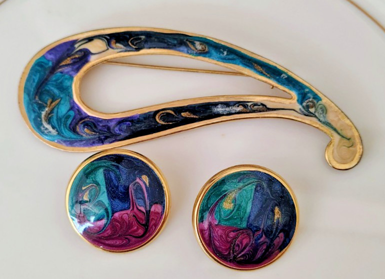 Vtg 80s Gold Tone Purple Green Navy Swirl Enamel Paisley Brooch & Earrings Set