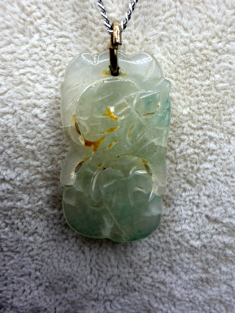 VINTAGE GREEN CARVED JADE PENDANT 17″ SILVER CHAIN