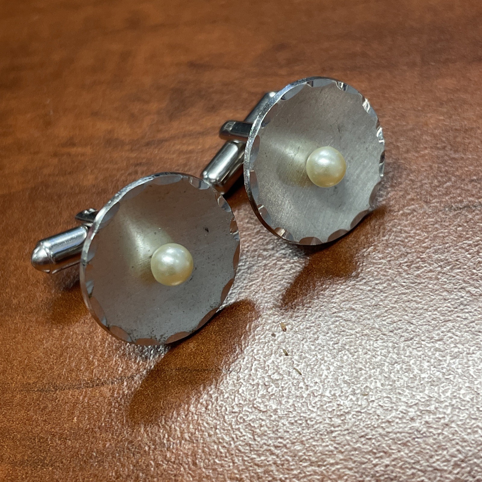 Vintage Flex Let Silver Tone Faux Pearl Fancy Cuff-links Tie Clip Chain Set USA