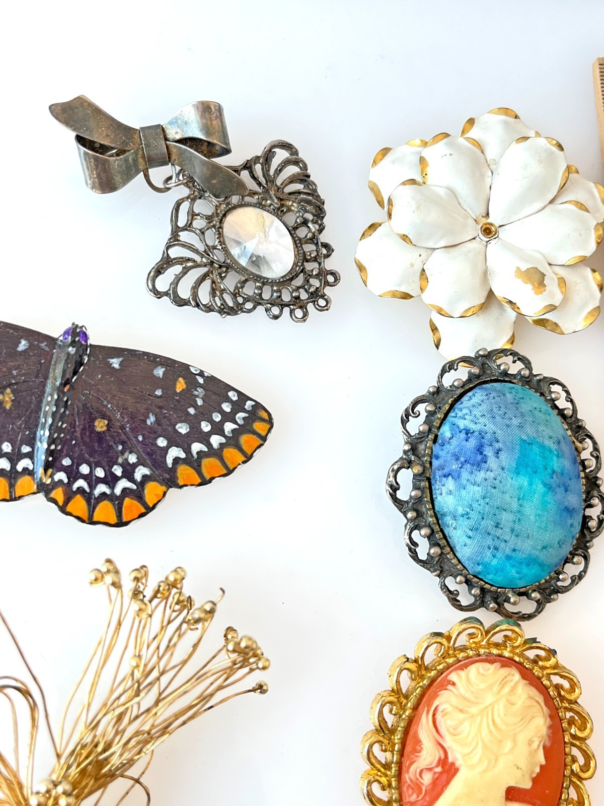 Lot Vintage 20 Brooches Flowers, Butterflies, Boat, Fish, Horse, Hearts, Cameo