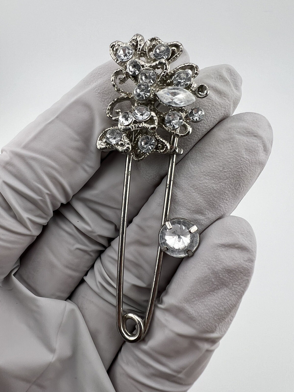 Vintage Pin Brooch Silver Toned With Clear Stones/Beads. Pre-Owned. Safety Clip