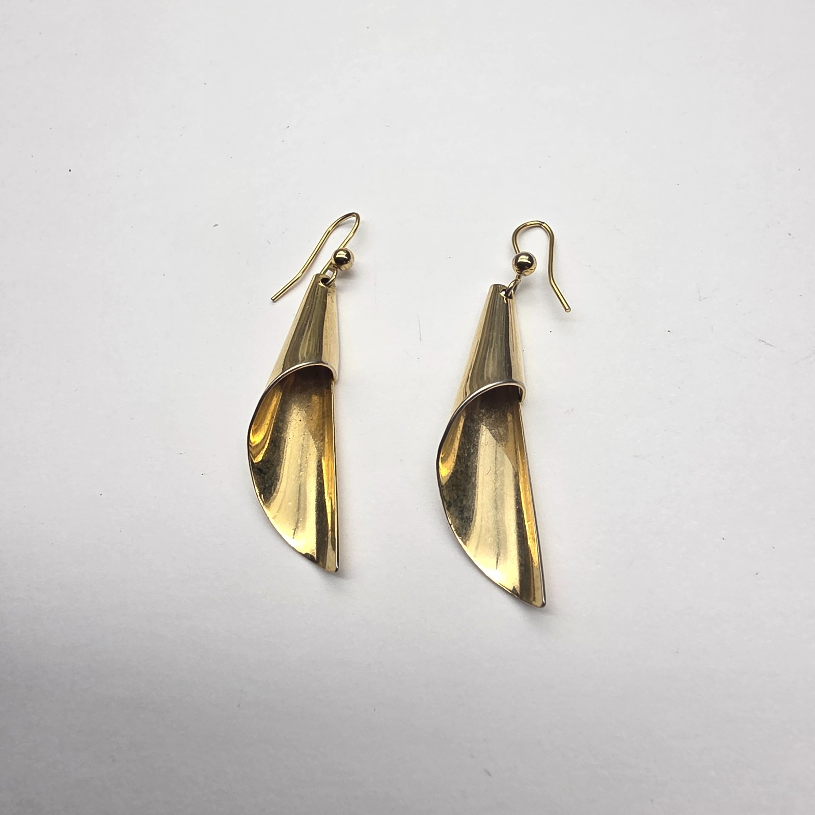 Gold Tone Curled Metal Dangle Pierced Earrings Vintage